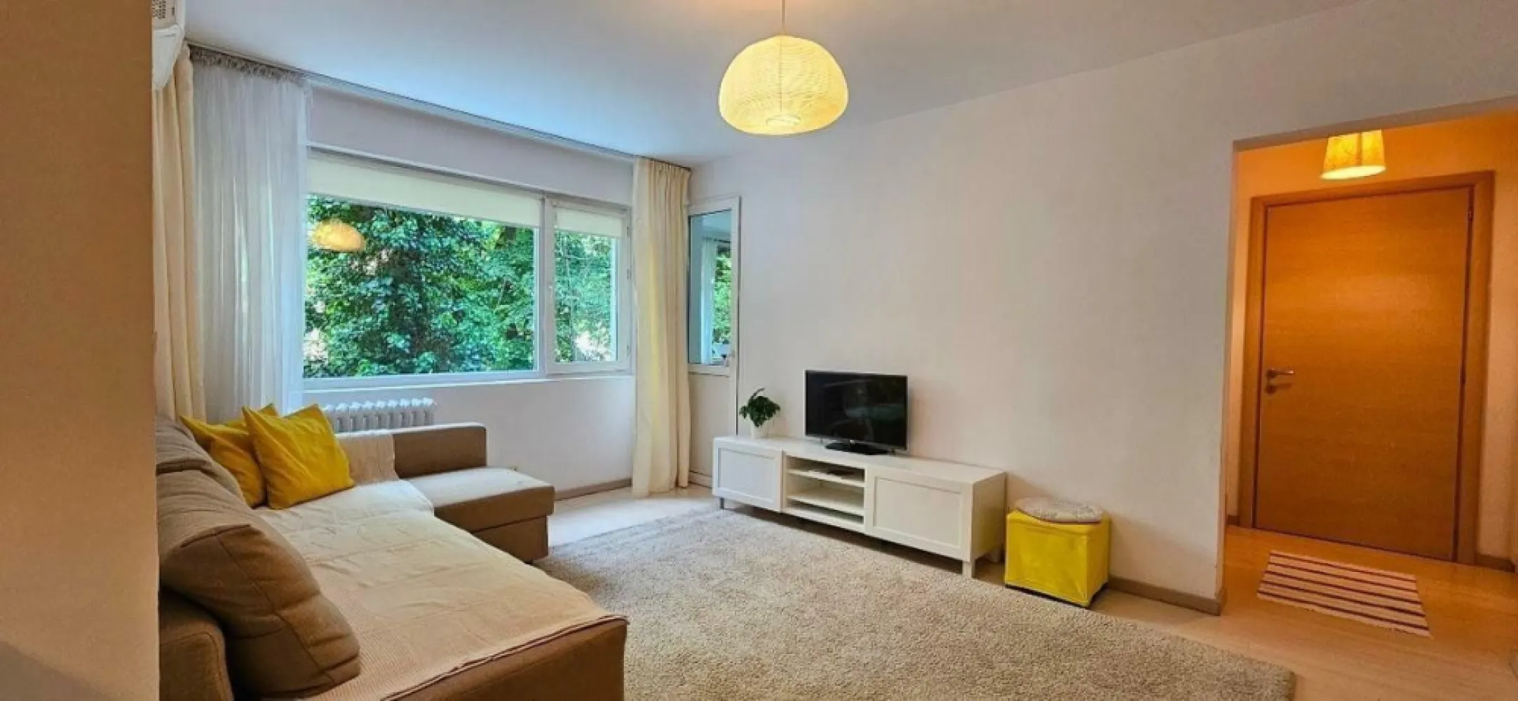 Apartament langa Parcul si Metroul Bazilescu, Blvd. Bucurestii Noi - Apartament de vânzare în zona Bazilescu, situat într-o locaţie liniştită, retrasă de la bulevard şi înconjurată de multă verdeaţă. Imobilul se află în imediata apropiere a Parcului Bazilescu, staţiei de metrou Bazilescu, şcoli, grădiniţe şi Biserica Bazilescu. Poziţionarea este excelentă asigurand accesul rapid la Mall Băneasa şi Parcul Herăstrău (in doar 10- 15 minute), la Piaţa Victoriei si aeroport Otopeni. Metroul pe Magistrala 4 este in lucru pentru a asigura legatura cu aeroportul Otopeni. Blocul este reabilitat termic şi nu are risc seismic (an constructie 1967, dar evaluat ca fara risc) . Proprietarul a montat separat tâmplărie termopan în timpul lucrărilor de izolare. Apartamentul este luminos, a fost complet renovat şi beneficiază de următoarele îmbunătăţiri: - instalaţie electrică nouă, - cabluri de internet trase prin pereţi, - apometre cu citire radio, - parcare la liber, cu posibilitate de achiziţie loc de parcare, - balcon generos si inchis, cu vedere spre zona verde din fata blocului Se vinde complet mobilat şi utilat, inclusiv: - bucătărie IKEA, - dressing făcut pe comandă, - mobilier dormitor MALM IKEA, - canapea şi mobilier living, - dressing IKEA în hol, - frigider LG, - maşină de spălat rufe LG, - maşină de spălat vase BOSCH, - aer condiţionat LG. Aceasta proprietate reprezinta o oportunitate excelenta, locatia este foarte linistita si putin aglomerata (in spatele blocurilor este o zona de case, scoli si gradinite), asigurand accesul rapid spre zone importante din Bucuresti dar si din afara lui.