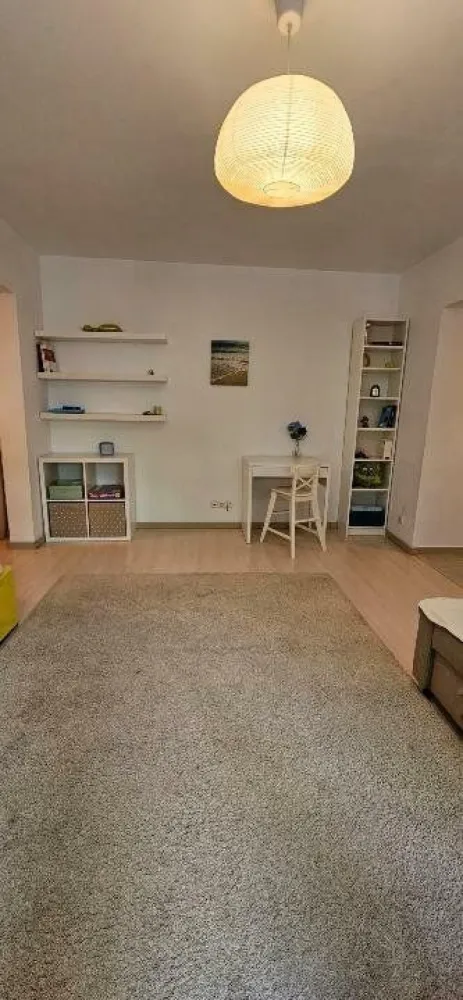 Apartament langa Parcul si Metroul Bazilescu, Blvd. Bucurestii Noi - Apartament de vânzare în zona Bazilescu, situat într-o locaţie liniştită, retrasă de la bulevard şi înconjurată de multă verdeaţă. Imobilul se află în imediata apropiere a Parcului Bazilescu, staţiei de metrou Bazilescu, şcoli, grădiniţe şi Biserica Bazilescu. Poziţionarea este excelentă asigurand accesul rapid la Mall Băneasa şi Parcul Herăstrău (in doar 10- 15 minute), la Piaţa Victoriei si aeroport Otopeni. Metroul pe Magistrala 4 este in lucru pentru a asigura legatura cu aeroportul Otopeni. Blocul este reabilitat termic şi nu are risc seismic (an constructie 1967, dar evaluat ca fara risc) . Proprietarul a montat separat tâmplărie termopan în timpul lucrărilor de izolare. Apartamentul este luminos, a fost complet renovat şi beneficiază de următoarele îmbunătăţiri: - instalaţie electrică nouă, - cabluri de internet trase prin pereţi, - apometre cu citire radio, - parcare la liber, cu posibilitate de achiziţie loc de parcare, - balcon generos si inchis, cu vedere spre zona verde din fata blocului Se vinde complet mobilat şi utilat, inclusiv: - bucătărie IKEA, - dressing făcut pe comandă, - mobilier dormitor MALM IKEA, - canapea şi mobilier living, - dressing IKEA în hol, - frigider LG, - maşină de spălat rufe LG, - maşină de spălat vase BOSCH, - aer condiţionat LG. Aceasta proprietate reprezinta o oportunitate excelenta, locatia este foarte linistita si putin aglomerata (in spatele blocurilor este o zona de case, scoli si gradinite), asigurand accesul rapid spre zone importante din Bucuresti dar si din afara lui.