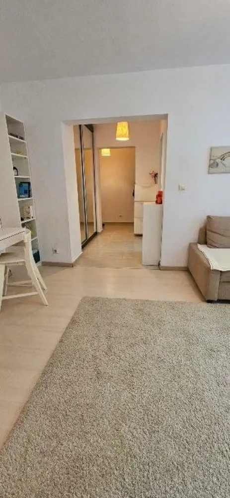 Apartament langa Parcul si Metroul Bazilescu, Blvd. Bucurestii Noi - Apartament de vânzare în zona Bazilescu, situat într-o locaţie liniştită, retrasă de la bulevard şi înconjurată de multă verdeaţă. Imobilul se află în imediata apropiere a Parcului Bazilescu, staţiei de metrou Bazilescu, şcoli, grădiniţe şi Biserica Bazilescu. Poziţionarea este excelentă asigurand accesul rapid la Mall Băneasa şi Parcul Herăstrău (in doar 10- 15 minute), la Piaţa Victoriei si aeroport Otopeni. Metroul pe Magistrala 4 este in lucru pentru a asigura legatura cu aeroportul Otopeni. Blocul este reabilitat termic şi nu are risc seismic (an constructie 1967, dar evaluat ca fara risc) . Proprietarul a montat separat tâmplărie termopan în timpul lucrărilor de izolare. Apartamentul este luminos, a fost complet renovat şi beneficiază de următoarele îmbunătăţiri: - instalaţie electrică nouă, - cabluri de internet trase prin pereţi, - apometre cu citire radio, - parcare la liber, cu posibilitate de achiziţie loc de parcare, - balcon generos si inchis, cu vedere spre zona verde din fata blocului Se vinde complet mobilat şi utilat, inclusiv: - bucătărie IKEA, - dressing făcut pe comandă, - mobilier dormitor MALM IKEA, - canapea şi mobilier living, - dressing IKEA în hol, - frigider LG, - maşină de spălat rufe LG, - maşină de spălat vase BOSCH, - aer condiţionat LG. Aceasta proprietate reprezinta o oportunitate excelenta, locatia este foarte linistita si putin aglomerata (in spatele blocurilor este o zona de case, scoli si gradinite), asigurand accesul rapid spre zone importante din Bucuresti dar si din afara lui.