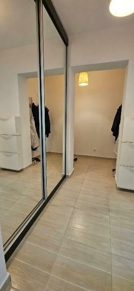 Apartament langa Parcul si Metroul Bazilescu, Blvd. Bucurestii Noi - Apartament de vânzare în zona Bazilescu, situat într-o locaţie liniştită, retrasă de la bulevard şi înconjurată de multă verdeaţă. Imobilul se află în imediata apropiere a Parcului Bazilescu, staţiei de metrou Bazilescu, şcoli, grădiniţe şi Biserica Bazilescu. Poziţionarea este excelentă asigurand accesul rapid la Mall Băneasa şi Parcul Herăstrău (in doar 10- 15 minute), la Piaţa Victoriei si aeroport Otopeni. Metroul pe Magistrala 4 este in lucru pentru a asigura legatura cu aeroportul Otopeni. Blocul este reabilitat termic şi nu are risc seismic (an constructie 1967, dar evaluat ca fara risc) . Proprietarul a montat separat tâmplărie termopan în timpul lucrărilor de izolare. Apartamentul este luminos, a fost complet renovat şi beneficiază de următoarele îmbunătăţiri: - instalaţie electrică nouă, - cabluri de internet trase prin pereţi, - apometre cu citire radio, - parcare la liber, cu posibilitate de achiziţie loc de parcare, - balcon generos si inchis, cu vedere spre zona verde din fata blocului Se vinde complet mobilat şi utilat, inclusiv: - bucătărie IKEA, - dressing făcut pe comandă, - mobilier dormitor MALM IKEA, - canapea şi mobilier living, - dressing IKEA în hol, - frigider LG, - maşină de spălat rufe LG, - maşină de spălat vase BOSCH, - aer condiţionat LG. Aceasta proprietate reprezinta o oportunitate excelenta, locatia este foarte linistita si putin aglomerata (in spatele blocurilor este o zona de case, scoli si gradinite), asigurand accesul rapid spre zone importante din Bucuresti dar si din afara lui.