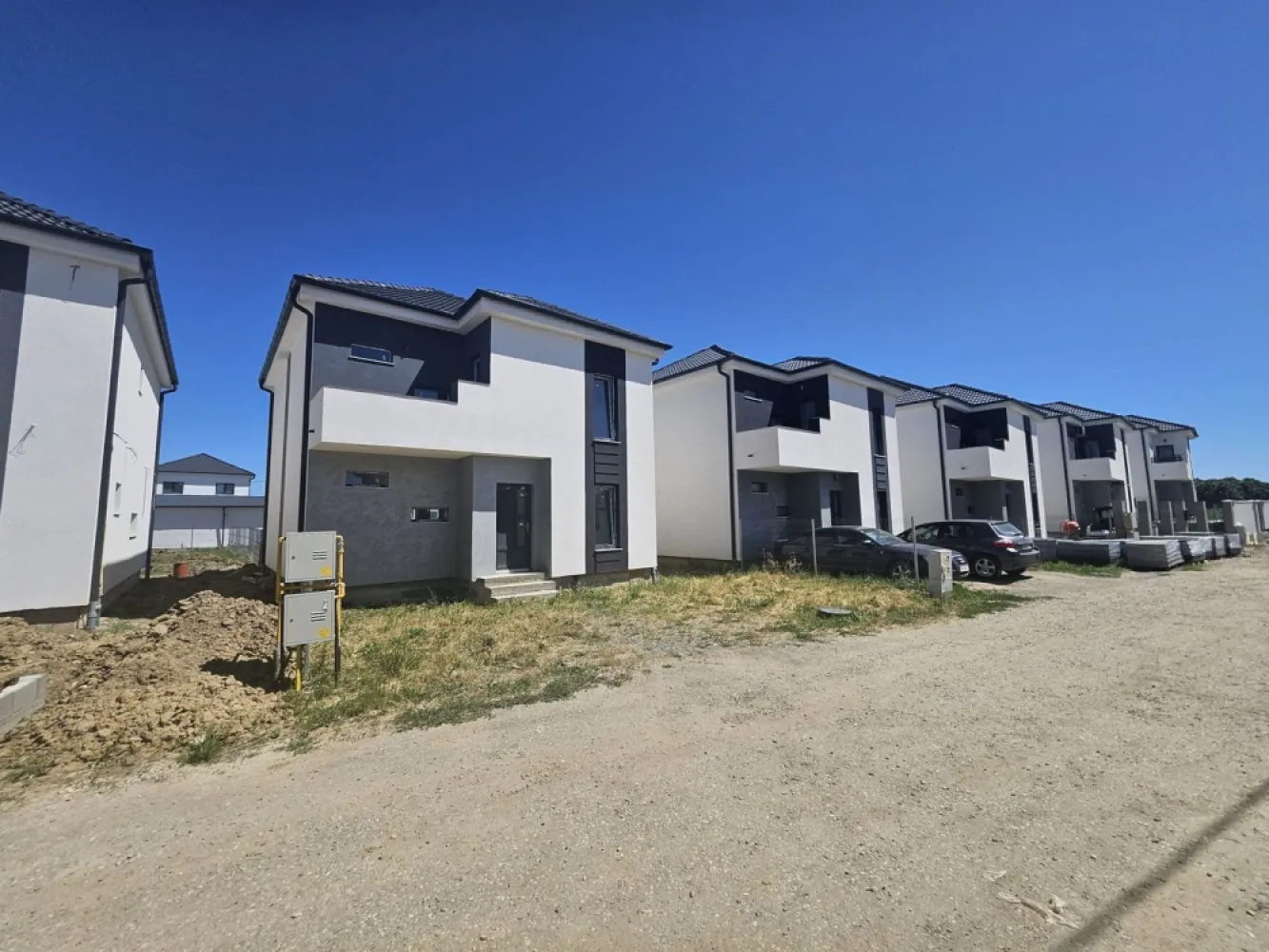 BRASADAS vinde casa NOUA individuala in cartier Grigorescu - Agenția imobiliara BRASADAS vinde casă modernă de 116 mp utili de vânzare în cartierul Grigorescu , intrarea de pe str. Odoreului ( apartine de Martinesti )– . . ..... . . .. .. . .. ..... . . . . . . . . . ... . . . .. . .. . . .. . . ... . . . .. . . . . liniște, confort și acces rapid spre centrul orașului ! Descoperă această locuință ideală pentru o familie sau pentru cei care caută un echilibru perfect între viața urbană și intimitatea oferită de o zonă rezidențială de top! Localizare: Cartier Grigorescu – zonă cu reputație excelentă, recunoscută pentru liniște si siguranță. Cartierul este recent asfaltat si in proporție de 85% sunt finalizate construcțiile in zona. Suprafață utilă: 116 mp Compartimentare eficientă – spații generoase și luminoase: Living spațios cu zonă de dining si bucatarie 3 dormitoare confortabile 2 băi generoase Holuri de acces bine organizate Spațiu de depozitare/tehnic Dressing Încălzire in pardoseala , centrala noua montata cu proiect si Iscir la zi , instalațiile electrice si de apa fiind pe poziție. Teren aferent: curte proprie cu suprafața de 400 mp , imprejmuita (ideală pentru relaxare, grădinărit sau amenajare terasă/zonă de grătar) Parcare: posibilitate de parcare în curte + locuri disponibile în fața proprietății Alte beneficii: Design modern și de calitate in exterior Racordată la toate utilitățile: apă, gaz, electricitate, canalizare , toate cu ceasurile gata montate. Podul utilizabil pe toata suprafata casei ( usa de pod montata ). www.brasadas.com.