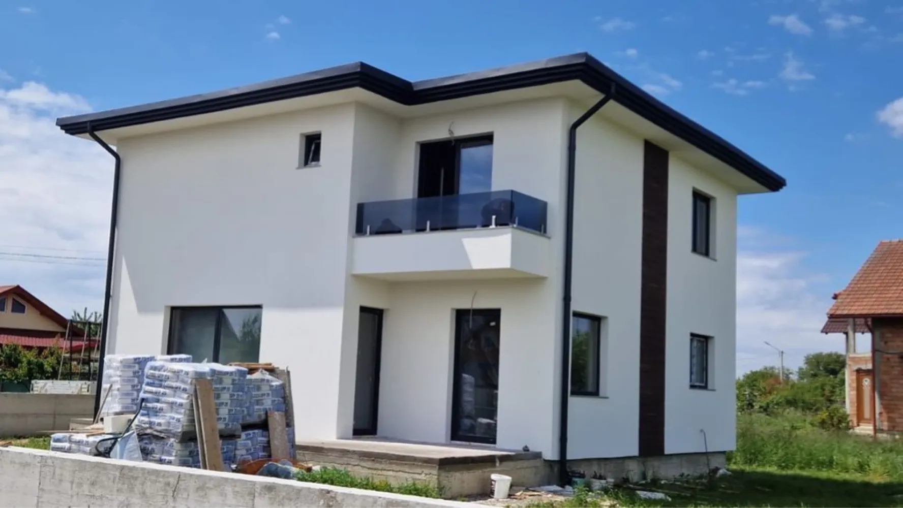 Casa de Vanzare Demo! - Casa situata in Paulesti,strada Brandusa. Casa este in stadiul de construire si va fi finalizata in scurt timp. Suprafața terenului 700 mp,suprafață construită 190 mp,front 35 ml Utilități:apa,gaz,curent Pentru mai multe informatii in privat!