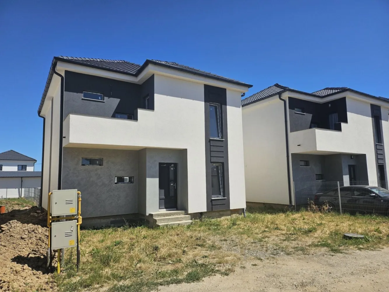BRASADAS vinde casa NOUA individuala in cartier Grigorescu - Agenția imobiliara BRASADAS vinde casă modernă de 116 mp utili de vânzare în cartierul Grigorescu , intrarea de pe str. Odoreului ( apartine de Martinesti )– . . ..... . . .. .. . .. ..... . . . . . . . . . ... . . . .. . .. . . .. . . ... . . . .. . . . . liniște, confort și acces rapid spre centrul orașului ! Descoperă această locuință ideală pentru o familie sau pentru cei care caută un echilibru perfect între viața urbană și intimitatea oferită de o zonă rezidențială de top! Localizare: Cartier Grigorescu – zonă cu reputație excelentă, recunoscută pentru liniște si siguranță. Cartierul este recent asfaltat si in proporție de 85% sunt finalizate construcțiile in zona. Suprafață utilă: 116 mp Compartimentare eficientă – spații generoase și luminoase: Living spațios cu zonă de dining si bucatarie 3 dormitoare confortabile 2 băi generoase Holuri de acces bine organizate Spațiu de depozitare/tehnic Dressing Încălzire in pardoseala , centrala noua montata cu proiect si Iscir la zi , instalațiile electrice si de apa fiind pe poziție. Teren aferent: curte proprie cu suprafața de 400 mp , imprejmuita (ideală pentru relaxare, grădinărit sau amenajare terasă/zonă de grătar) Parcare: posibilitate de parcare în curte + locuri disponibile în fața proprietății Alte beneficii: Design modern și de calitate in exterior Racordată la toate utilitățile: apă, gaz, electricitate, canalizare , toate cu ceasurile gata montate. Podul utilizabil pe toata suprafata casei ( usa de pod montata ). www.brasadas.com.