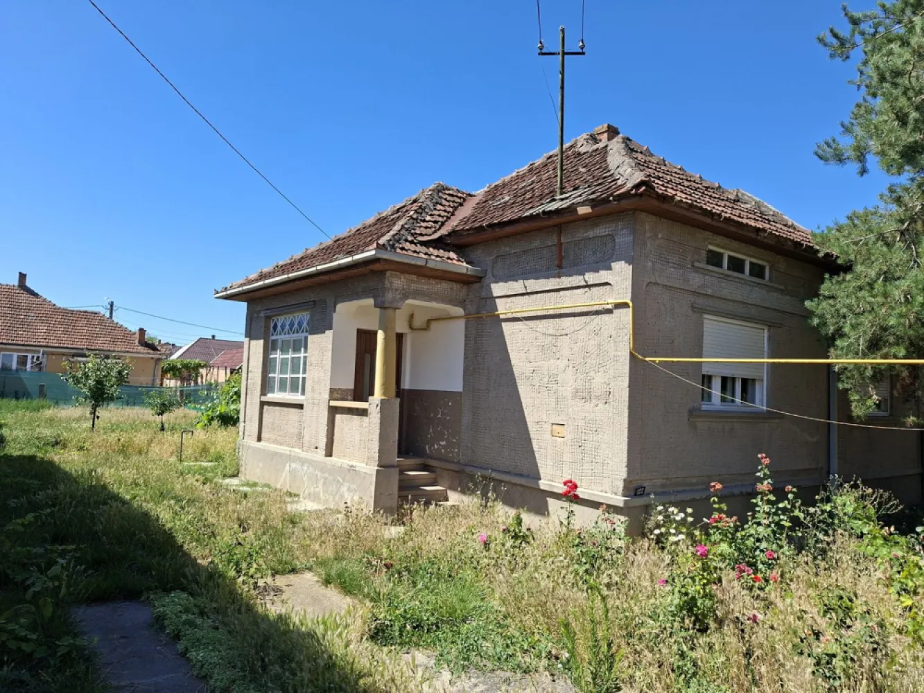 BRASADAS vinde casa 3 cam cu teren 5 ari in 14 Mai. - Agenția imobiliara BRASADAS vinde casa individuala cu 3 camere și teren aferent de 500 mp in 14 Mai. Casa necesita renovare. www.brasadas.com.