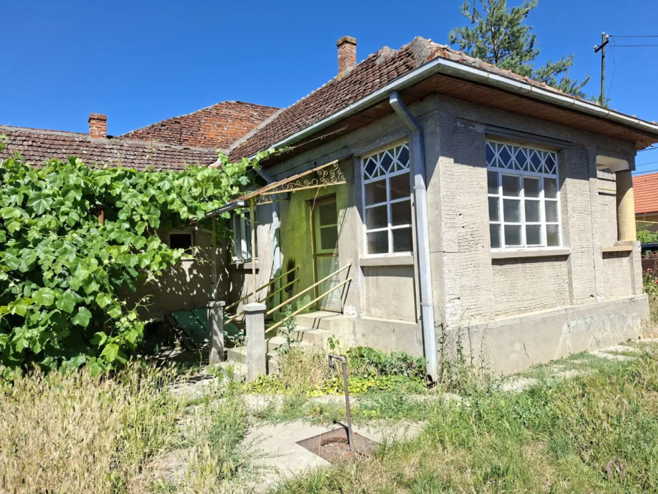 BRASADAS vinde casa 3 cam cu teren 5 ari in 14 Mai. - Agenția imobiliara BRASADAS vinde casa individuala cu 3 camere și teren aferent de 500 mp in 14 Mai. Casa necesita renovare. www.brasadas.com.