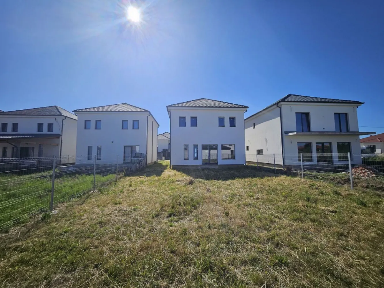 BRASADAS vinde casa NOUA individuala in cartier Grigorescu - Agenția imobiliara BRASADAS vinde casă modernă de 116 mp utili de vânzare în cartierul Grigorescu , intrarea de pe str. Odoreului ( apartine de Martinesti )– . . ..... . . .. .. . .. ..... . . . . . . . . . ... . . . .. . .. . . .. . . ... . . . .. . . . . liniște, confort și acces rapid spre centrul orașului ! Descoperă această locuință ideală pentru o familie sau pentru cei care caută un echilibru perfect între viața urbană și intimitatea oferită de o zonă rezidențială de top! Localizare: Cartier Grigorescu – zonă cu reputație excelentă, recunoscută pentru liniște si siguranță. Cartierul este recent asfaltat si in proporție de 85% sunt finalizate construcțiile in zona. Suprafață utilă: 116 mp Compartimentare eficientă – spații generoase și luminoase: Living spațios cu zonă de dining si bucatarie 3 dormitoare confortabile 2 băi generoase Holuri de acces bine organizate Spațiu de depozitare/tehnic Dressing Încălzire in pardoseala , centrala noua montata cu proiect si Iscir la zi , instalațiile electrice si de apa fiind pe poziție. Teren aferent: curte proprie cu suprafața de 400 mp , imprejmuita (ideală pentru relaxare, grădinărit sau amenajare terasă/zonă de grătar) Parcare: posibilitate de parcare în curte + locuri disponibile în fața proprietății Alte beneficii: Design modern și de calitate in exterior Racordată la toate utilitățile: apă, gaz, electricitate, canalizare , toate cu ceasurile gata montate. Podul utilizabil pe toata suprafata casei ( usa de pod montata ). www.brasadas.com.