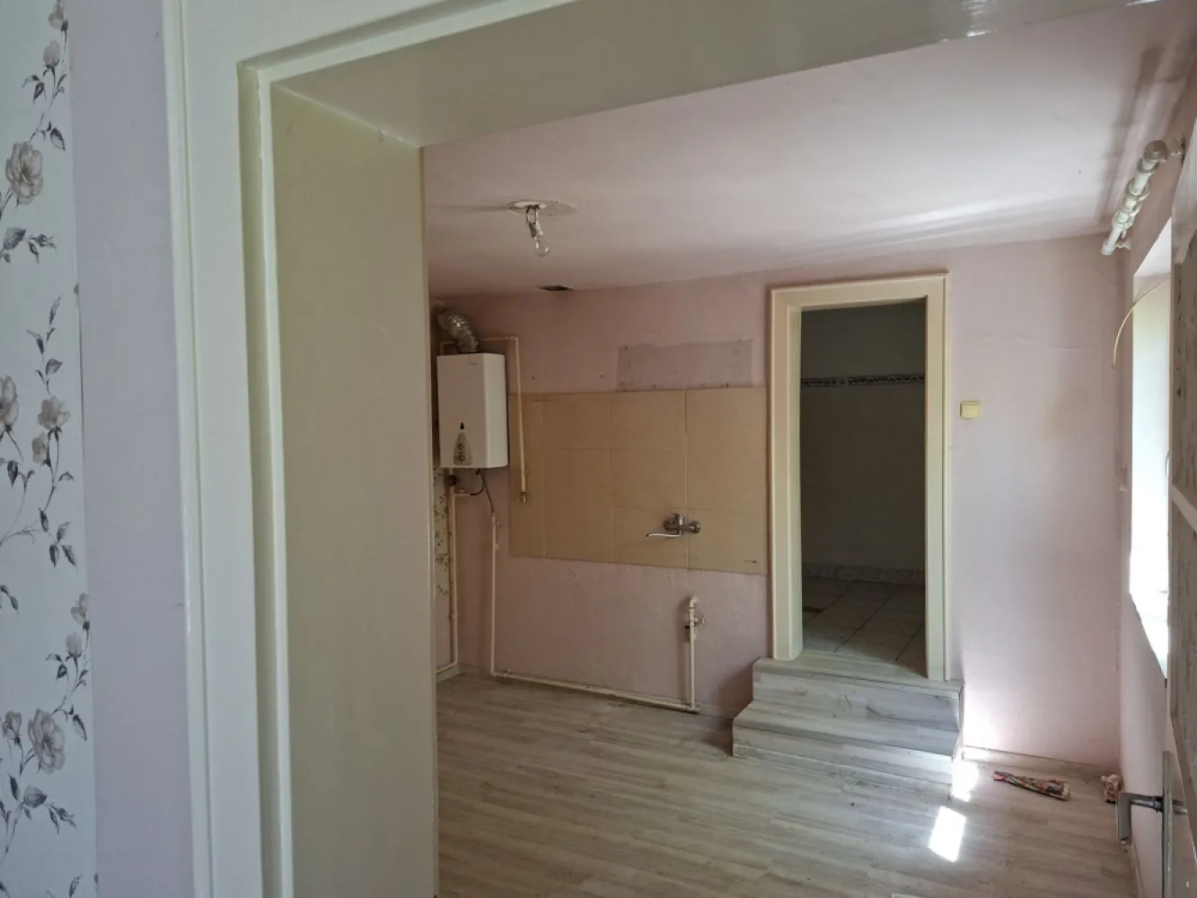 BRASADAS vinde casa 3 cam cu teren 5 ari in 14 Mai.