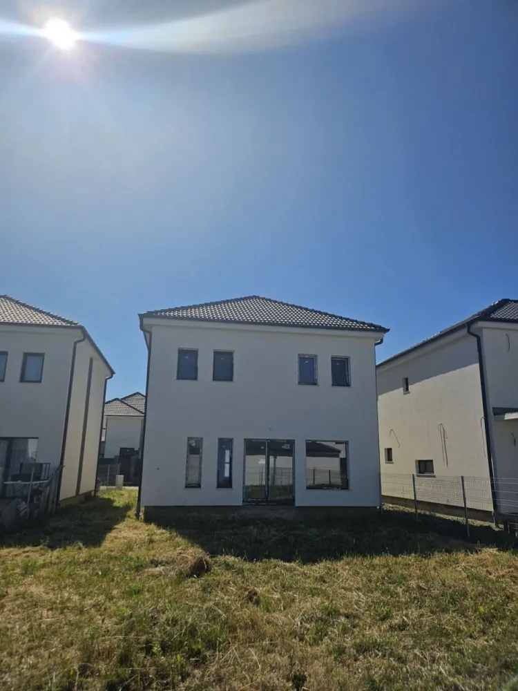 BRASADAS vinde casa NOUA individuala in cartier Grigorescu - Agenția imobiliara BRASADAS vinde casă modernă de 116 mp utili de vânzare în cartierul Grigorescu , intrarea de pe str. Odoreului ( apartine de Martinesti )– . . ..... . . .. .. . .. ..... . . . . . . . . . ... . . . .. . .. . . .. . . ... . . . .. . . . . liniște, confort și acces rapid spre centrul orașului ! Descoperă această locuință ideală pentru o familie sau pentru cei care caută un echilibru perfect între viața urbană și intimitatea oferită de o zonă rezidențială de top! Localizare: Cartier Grigorescu – zonă cu reputație excelentă, recunoscută pentru liniște si siguranță. Cartierul este recent asfaltat si in proporție de 85% sunt finalizate construcțiile in zona. Suprafață utilă: 116 mp Compartimentare eficientă – spații generoase și luminoase: Living spațios cu zonă de dining si bucatarie 3 dormitoare confortabile 2 băi generoase Holuri de acces bine organizate Spațiu de depozitare/tehnic Dressing Încălzire in pardoseala , centrala noua montata cu proiect si Iscir la zi , instalațiile electrice si de apa fiind pe poziție. Teren aferent: curte proprie cu suprafața de 400 mp , imprejmuita (ideală pentru relaxare, grădinărit sau amenajare terasă/zonă de grătar) Parcare: posibilitate de parcare în curte + locuri disponibile în fața proprietății Alte beneficii: Design modern și de calitate in exterior Racordată la toate utilitățile: apă, gaz, electricitate, canalizare , toate cu ceasurile gata montate. Podul utilizabil pe toata suprafata casei ( usa de pod montata ). www.brasadas.com.