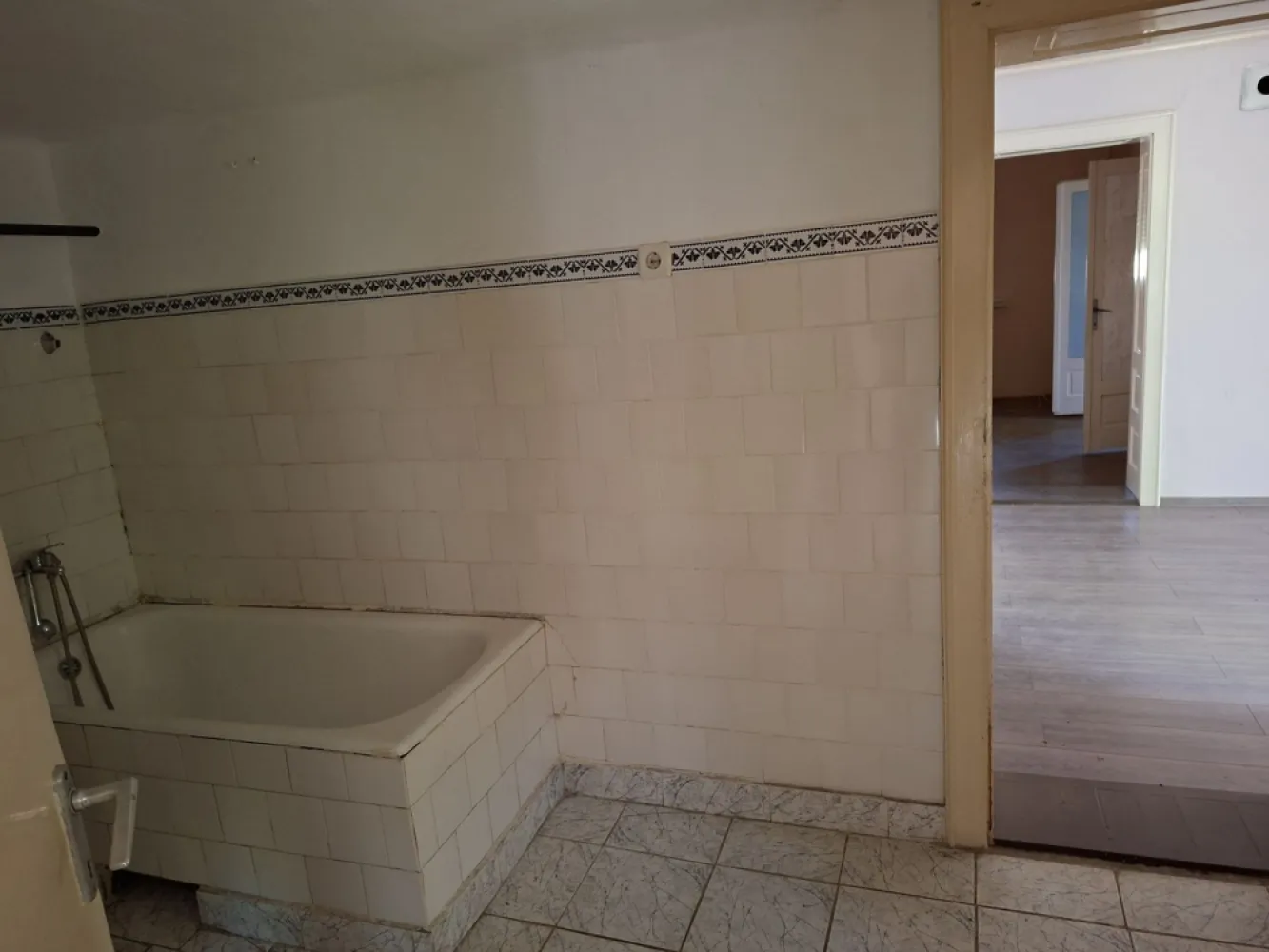 BRASADAS vinde casa 3 cam cu teren 5 ari in 14 Mai.