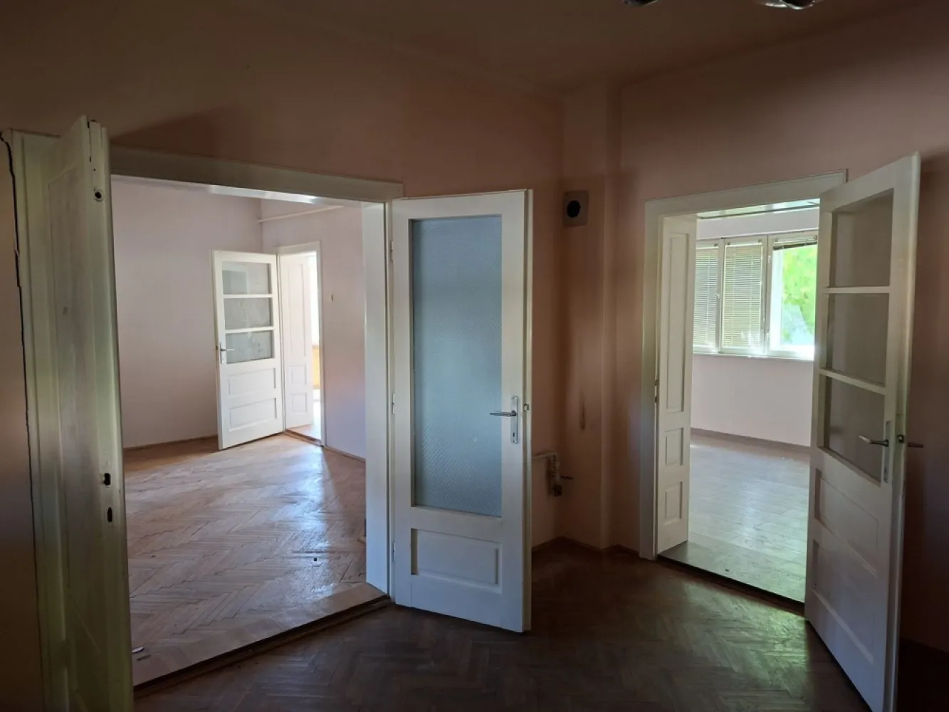 BRASADAS vinde casa 3 cam cu teren 5 ari in 14 Mai.