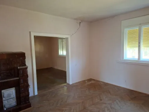 BRASADAS vinde casa 3 cam cu teren 5 ari in 14 Mai.