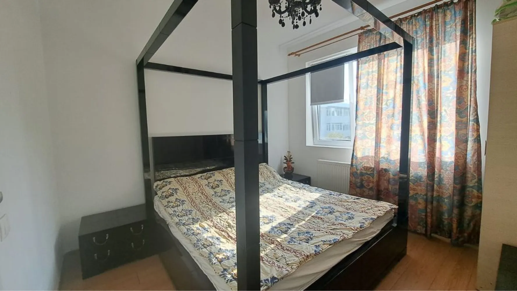 VANZARE sau SCHIMB DIRECT PROPRIETAR a 2 apartamente cu 2 camere - PROPRIETAR vând 2 apartamente cu 2 camere în aceeași scară de bloc etaj 1 și etaj 2 , bloc NOU dar accept și varianta de schimb cu apartament sector 2,3,4 sau vila cu 4 camere și plătesc diferența de bani .... Infrastructura solidă , aproape de oraș dar și de autostrada Buc- Pitești BLOCUL este NOU , cu parcare, supravegheat video, bariere, videointerfoane , lift silențios , bloc curat Apartamentele sunt identice, unul deasupra celuilalt , suprafața 49 mp Disponibile imediat , proaspăt zugrăvite , mobilate și utilate standard , cu centrală proprie de apartament , aer condiționat , baie cu cadă , mașină de spălat rufe Zonă curată de blocuri locuit, asigură locuința confortabilă pe care ți o dorești sau un venit sigur din închirierea acestor apartamente complet mobilate și utilate aproape de Metrou Păcii, transport RATB, alte soluții de transport , școli , grădinițe, locuri de joacă pentru copii, cofetării, cafenele, terase, restaurante, hipermarketuri , magazine, săli de fitness, piscine, SPA, Ballrom Militari Residence