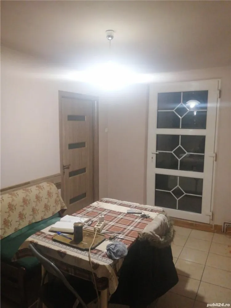 BRASADAS vinde casa din cărămidă cu 2 cam. zona Baritiu. - Agenția imobiliara BRASADAS vinde casa din cărămidă, 120mp utili, acoperișul schimbat recent,uși noi, an construcție 2002.3 camere, 2 băi, beci, balcon. Parter gresiat, etajul cu parchet laminat.Fără teren, acces prin servitute de trecere prin act notarial. Centrală pe gaz,izolată 10 cm,termopane. Zona lac Cubic - Baritiu. www.brasadas.com