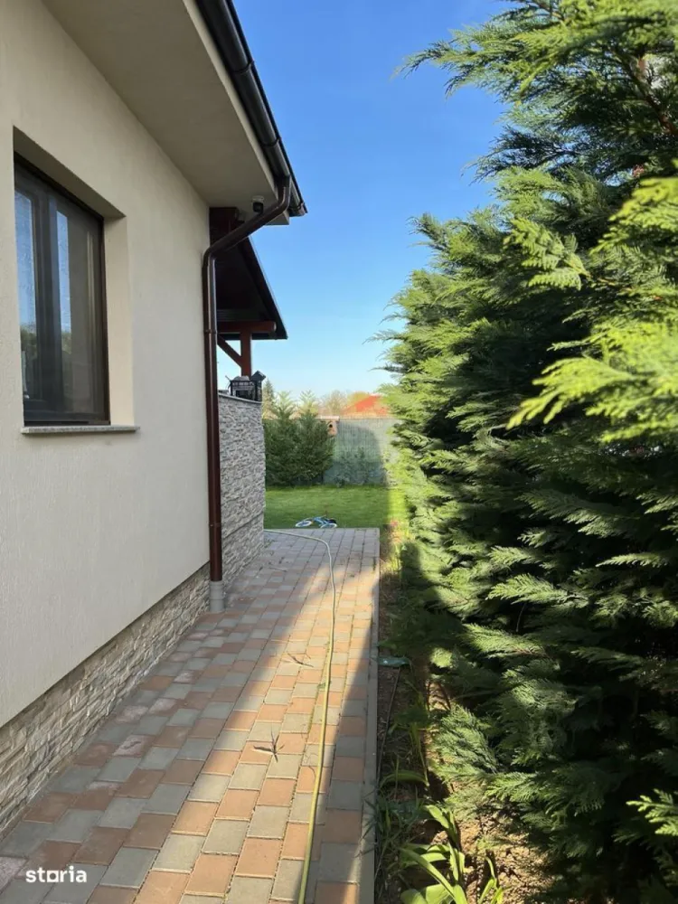 BRASADAS vinde casa tip PARTER cu garaj in zona Dara. - Agenția imobiliara BRASADAS vinde casă tip PARTER, familiala, mobilata, utilata, modernă cu 3 dormitoare, open-space, garaj, curte amenajată, panouri solare, ideală pentru cei care vor confort, eficiență și siguranță. Caracteristici principale: 3 dormitoare spațioase, Living + bucătărie mobilata, 2 băi, Garaj, Terasă acoperită. Curte amenajată cu gazon și zone de relaxare. Panouri solare – costuri mici la energie, eficiență sporită. Sistem de supraveghere video – pentru siguranța familiei taleTeren: 400mp.Casă construită cu materiale de calitate, bine întreținută, într-o zonă liniștită. Www.brasadas.com.