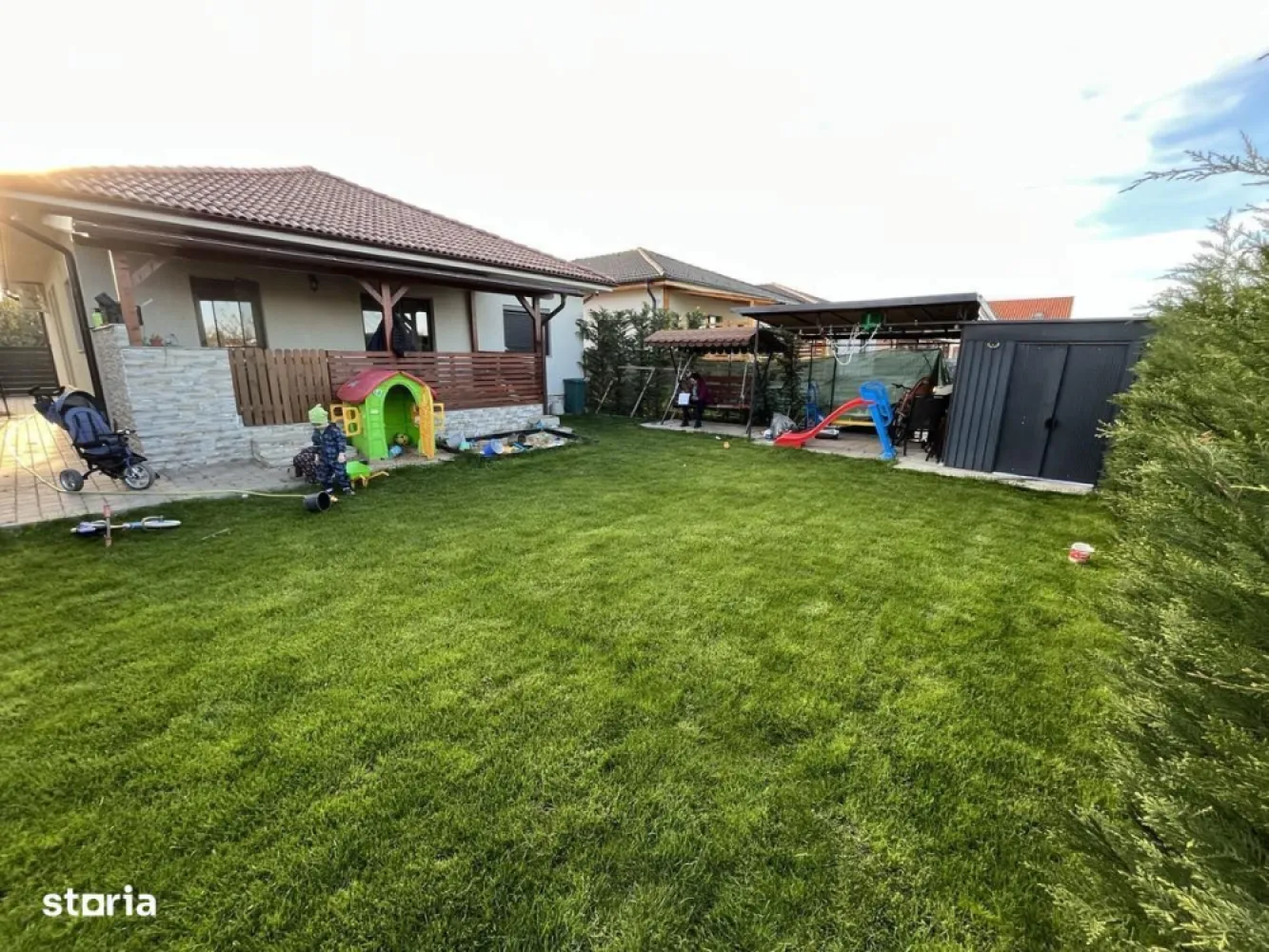 BRASADAS vinde casa tip PARTER cu garaj in zona Dara. - Agenția imobiliara BRASADAS vinde casă tip PARTER, familiala, mobilata, utilata, modernă cu 3 dormitoare, open-space, garaj, curte amenajată, panouri solare, ideală pentru cei care vor confort, eficiență și siguranță. Caracteristici principale: 3 dormitoare spațioase, Living + bucătărie mobilata, 2 băi, Garaj, Terasă acoperită. Curte amenajată cu gazon și zone de relaxare. Panouri solare – costuri mici la energie, eficiență sporită. Sistem de supraveghere video – pentru siguranța familiei taleTeren: 400mp.Casă construită cu materiale de calitate, bine întreținută, într-o zonă liniștită. Www.brasadas.com.