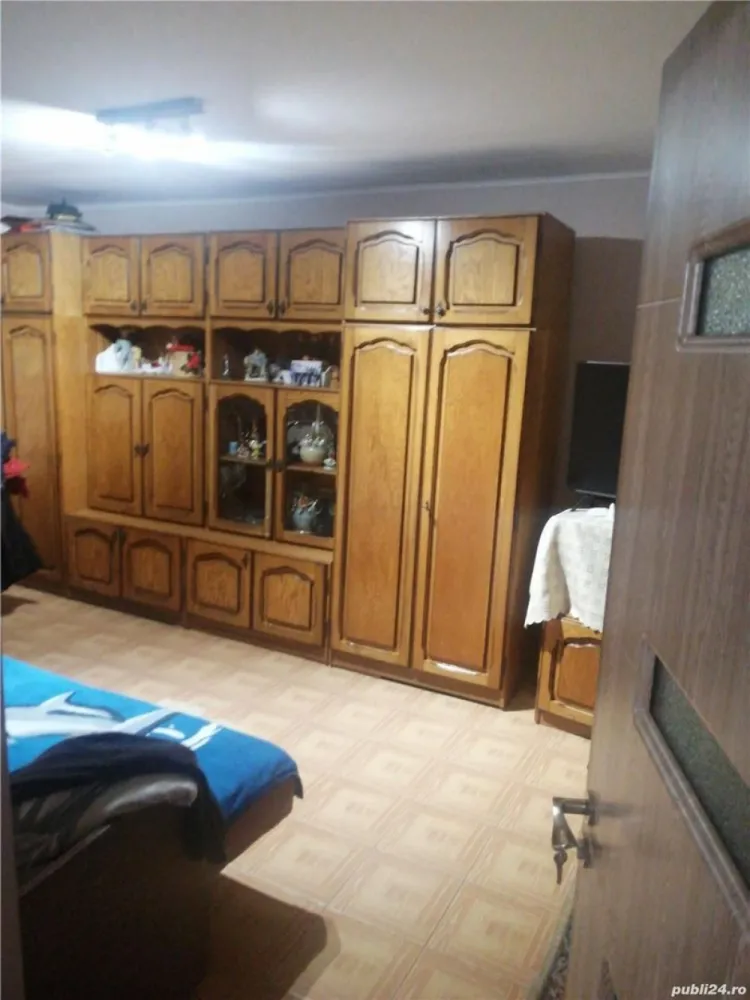 BRASADAS vinde casa din cărămidă cu 2 cam. zona Baritiu. - Agenția imobiliara BRASADAS vinde casa din cărămidă, 120mp utili, acoperișul schimbat recent,uși noi, an construcție 2002.3 camere, 2 băi, beci, balcon. Parter gresiat, etajul cu parchet laminat.Fără teren, acces prin servitute de trecere prin act notarial. Centrală pe gaz,izolată 10 cm,termopane. Zona lac Cubic - Baritiu. www.brasadas.com