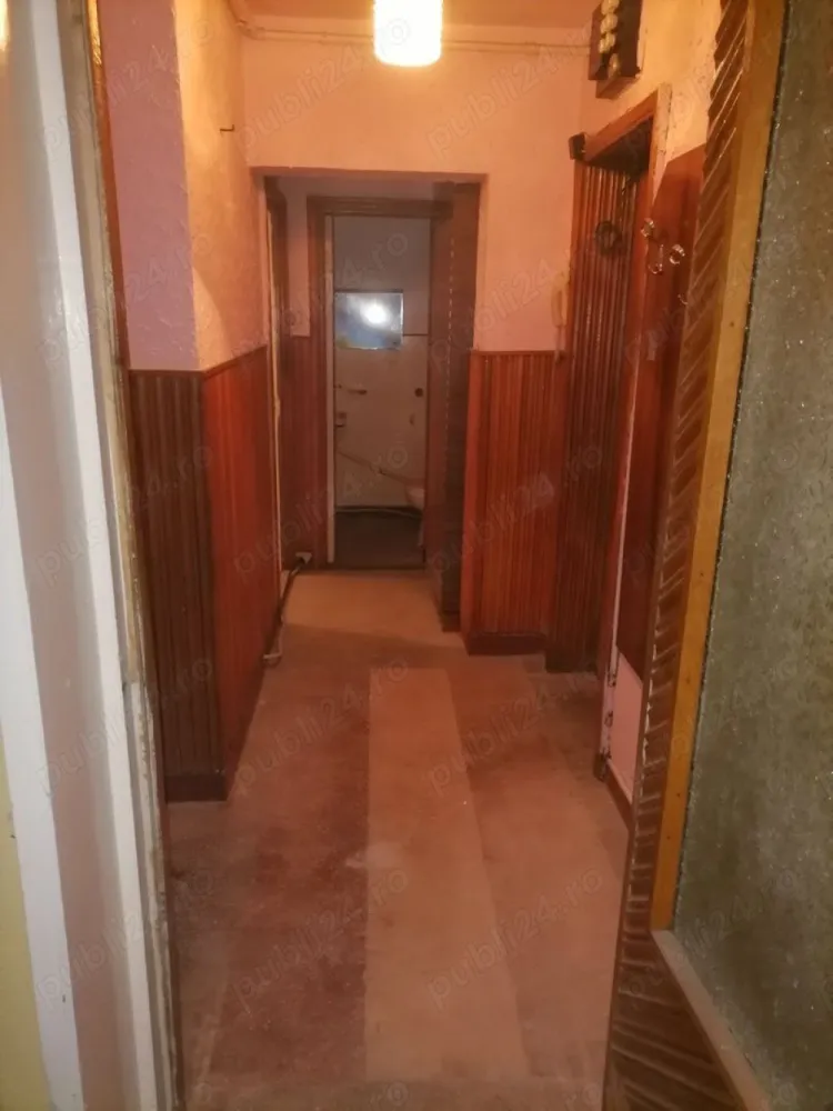 BRASADAS vinde apt 4 camere etaj 4/4 in centru. - Agenția imobiliara BRASADAS vinde apartament 4 camere la etajul 4 din 4 in zona CENTRALA. 103 mp cu beci sí parcare gratuit a in curte. Necesita renovare cu exceptia geamurilor care au fost recent schimbate. www.brasadas.com.