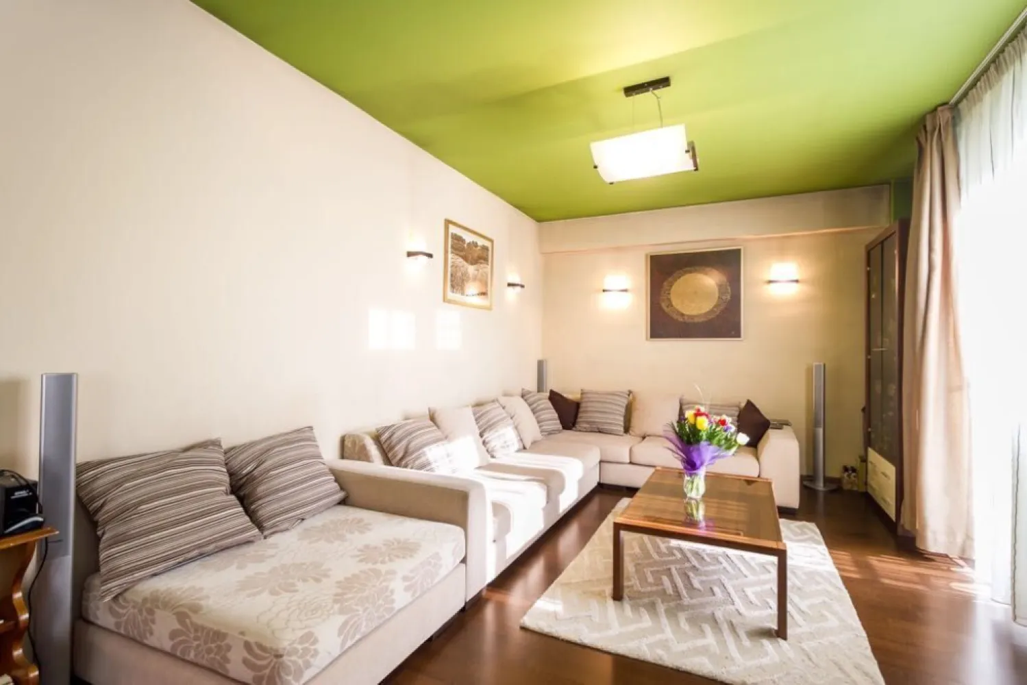 Vanzare duplex Aparatorii patriei - Apartament de vanzare metrou Aparatorii Patriei.Ap are 200mp locuibili plus 100mp spatiu de depozitare,pe doua nivele,are doua locuri de parcare proprietate plus curte comuna de 1000mp.Blocul are doua nivele si 11 apartamente.