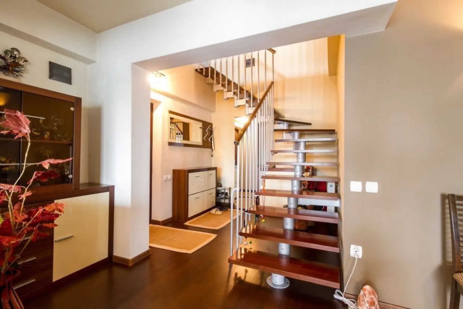 Vanzare duplex Aparatorii patriei - Apartament de vanzare metrou Aparatorii Patriei.Ap are 200mp locuibili plus 100mp spatiu de depozitare,pe doua nivele,are doua locuri de parcare proprietate plus curte comuna de 1000mp.Blocul are doua nivele si 11 apartamente.