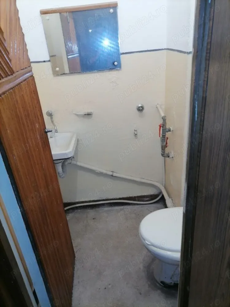 BRASADAS vinde apt 4 camere etaj 4/4 in centru. - Agenția imobiliara BRASADAS vinde apartament 4 camere la etajul 4 din 4 in zona CENTRALA. 103 mp cu beci sí parcare gratuit a in curte. Necesita renovare cu exceptia geamurilor care au fost recent schimbate. www.brasadas.com.
