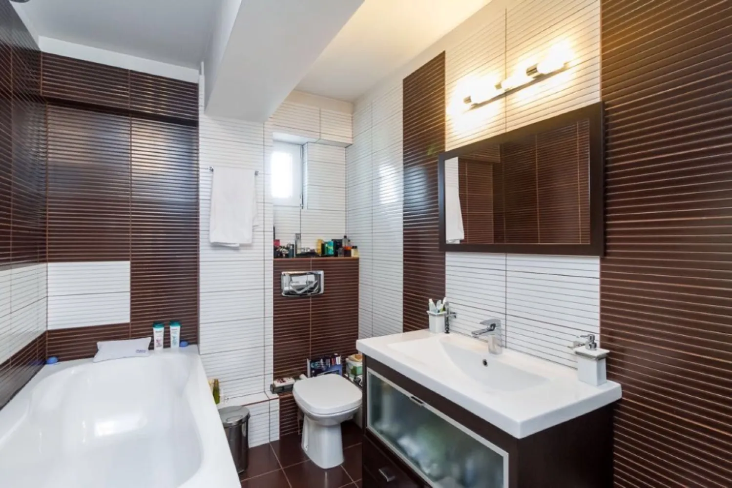 Vanzare duplex Aparatorii patriei - Apartament de vanzare metrou Aparatorii Patriei.Ap are 200mp locuibili plus 100mp spatiu de depozitare,pe doua nivele,are doua locuri de parcare proprietate plus curte comuna de 1000mp.Blocul are doua nivele si 11 apartamente.