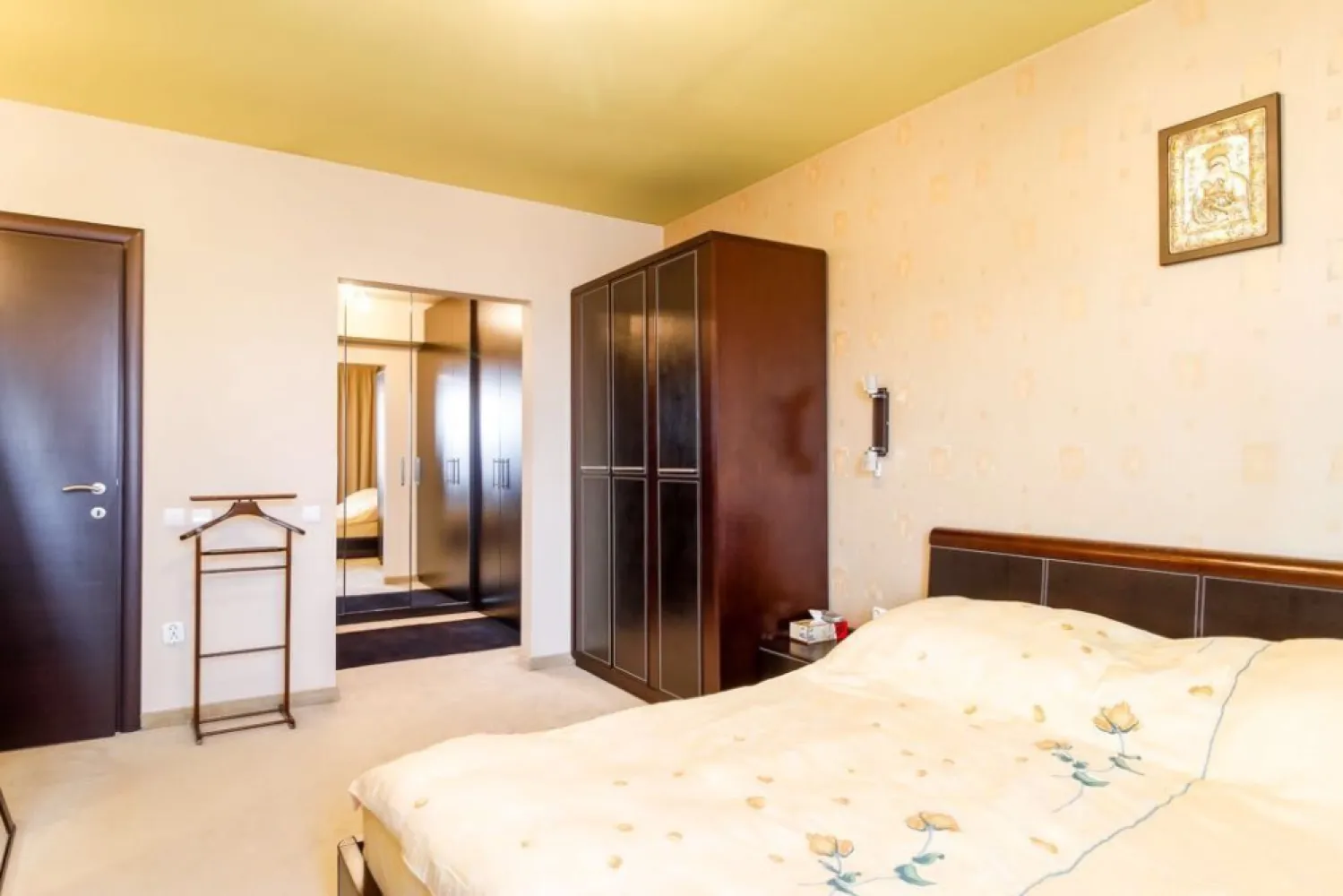 Vanzare duplex Aparatorii patriei - Apartament de vanzare metrou Aparatorii Patriei.Ap are 200mp locuibili plus 100mp spatiu de depozitare,pe doua nivele,are doua locuri de parcare proprietate plus curte comuna de 1000mp.Blocul are doua nivele si 11 apartamente.
