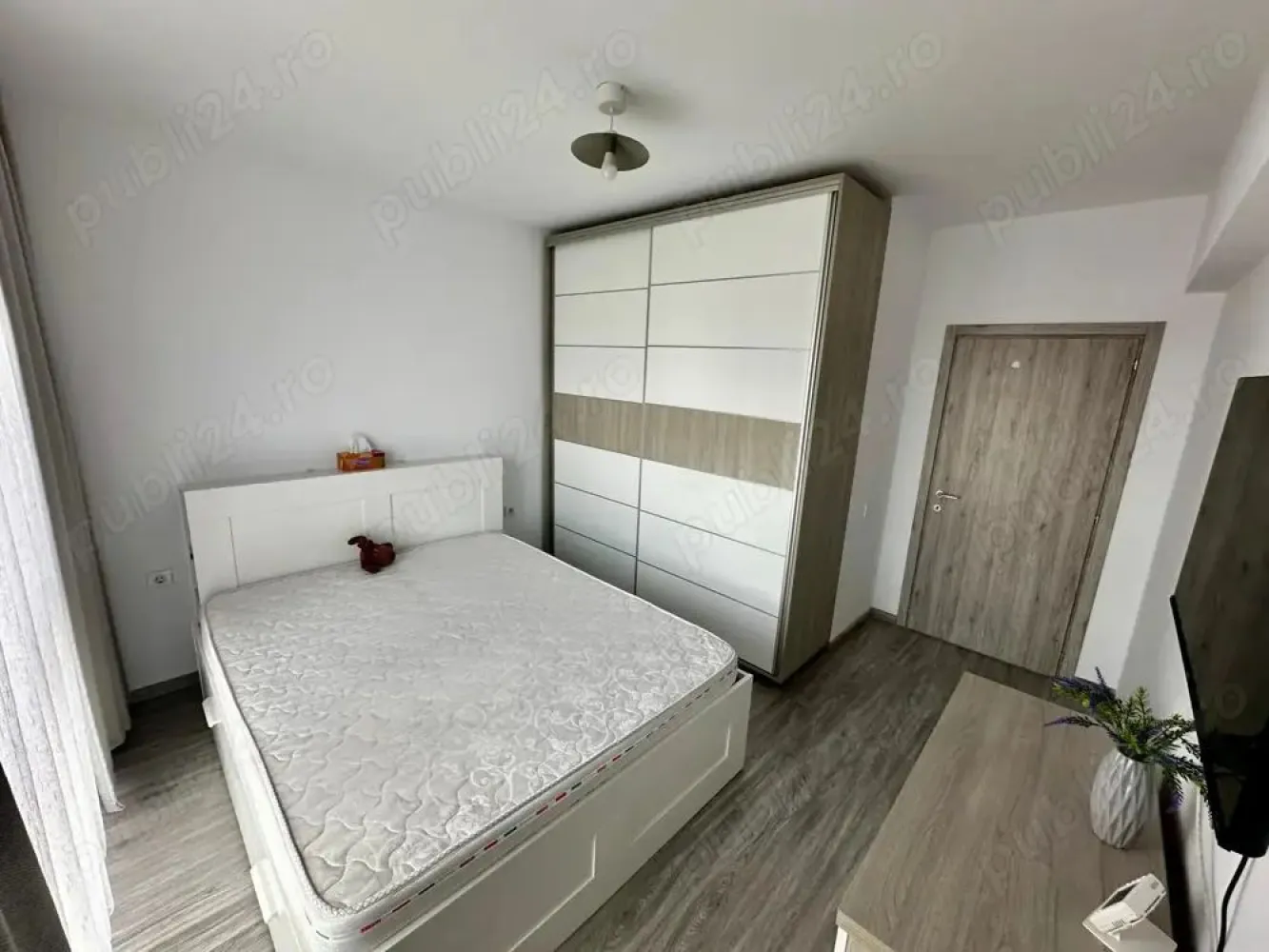 Apartament 2 camere decomandat in Giulesti Complex Aqua City - Apartament 2 camere decomandat in Giulesti Sector 6, Complex Aqua City Vand apartament 2 Camere, din 2022 in complexul Aqua City situat in Giulesti, Sector 6.- Direct Proprietar. Apartamentul este situat la etajul 4 11 cu o suprafata utila de 52,51mp si logie- 3,43mp, avand o suprafata totala de 55,94mp. Apartamentul se vinde mobilat, ca in poze, mai putin Canapeaua Apartamentul dispune de Centrala pe gaz, Aer Conditionat Acces facil la mijloace de transport, langa complex se afla statia de tramvai ( 11 si 44 ) si statia de autobuz ( 162, 163). Pentru mai multe detalii si vizionari: