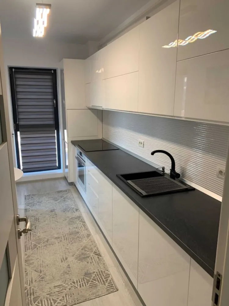 Exigent Plaza Residence - PROPRIETAR / Ap. 2 Camere/Etaj 2/Lujerului - Proprietar, vând apartament cu 2 camere, complet decomandat, situat în complexul Exigent Plaza – Faza 3, la etajul 2 dintr-un imobil modern cu 2 lifturi. Imobilul beneficiază de o vedere liberă, neobturată, către o zonă liniștită de case, oferind intimitate și lumină naturală pe tot parcursul zilei. Apartamentul se vinde exact ca în poze, mobilat și utilat, fiind ideal atât pentru locuire, cât și pentru investiție. Suprafață utilă totală: 57 mp, compartimentată eficient astfel: • Living: 20,70 mp • Dormitor: 13,20 mp • Bucătărie: 9,30 mp • Hol: 6,10 mp • Baie: 4 mp Locuința este situată într-un complex rezidențial apreciat, cu acces facil către mijloace de transport, mall-uri (Plaza România), școli, grădinițe și 30M pana la parcul Liniei.