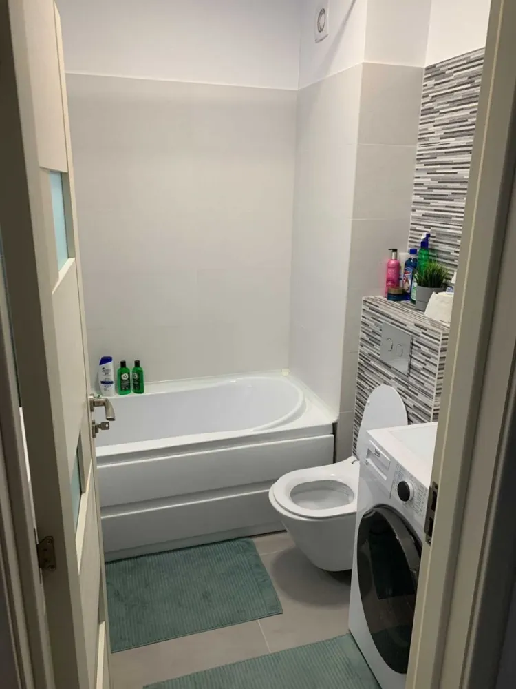 Exigent Plaza Residence - PROPRIETAR / Ap. 2 Camere/Etaj 2/Lujerului - Proprietar, vând apartament cu 2 camere, complet decomandat, situat în complexul Exigent Plaza – Faza 3, la etajul 2 dintr-un imobil modern cu 2 lifturi. Imobilul beneficiază de o vedere liberă, neobturată, către o zonă liniștită de case, oferind intimitate și lumină naturală pe tot parcursul zilei. Apartamentul se vinde exact ca în poze, mobilat și utilat, fiind ideal atât pentru locuire, cât și pentru investiție. Suprafață utilă totală: 57 mp, compartimentată eficient astfel: • Living: 20,70 mp • Dormitor: 13,20 mp • Bucătărie: 9,30 mp • Hol: 6,10 mp • Baie: 4 mp Locuința este situată într-un complex rezidențial apreciat, cu acces facil către mijloace de transport, mall-uri (Plaza România), școli, grădinițe și 30M pana la parcul Liniei.