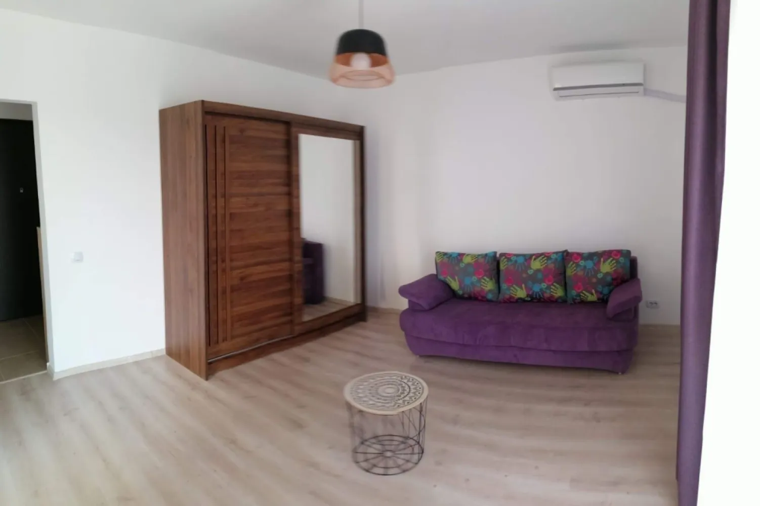 Garsoniera Plaza Exigent - Lujerului, Parcul Liniei - Proprietar, ofer spre vanzare garsoniera, (35 mp utili), la etajul 9/11, vedere libera, bloc nou construit în 2020 situat in Complexul Rezidential Plaza Exigent Faza 1 (str. Cutieru Alexandru Sergent, Nr. 25A). Garsoniera este mobilata si utilata conform fotografii (centrala proprie Viessman, Aer Conditionat, plita, hota, cuptor, frigider, masina de spalat rufe, TV, canapea extensibila, balcon), dispune de ferestre mari si luminoase. Mijloace de transport in comun: Metrou Lujerului-10 min Tramvai 41, 8, 25, 35 - 5 min Vecinatati: Mall Plaza Romania -1 min Cladirea de birouri Anchor Plaza - 1 min Mega Image - 1 min Cora Lujerului - 3 min Mall Afi Cotroceni - 10 minute Parcul Liniei - lângă bloc Acces facil la hub-urile de birouri de la Afi Cotroceni, Iuliu Maniu (Apaca) si Grozavesti, centre universitare (Universitatea Politehnica) Pentru mai multe detalii, ma puteți contacta telefonic.