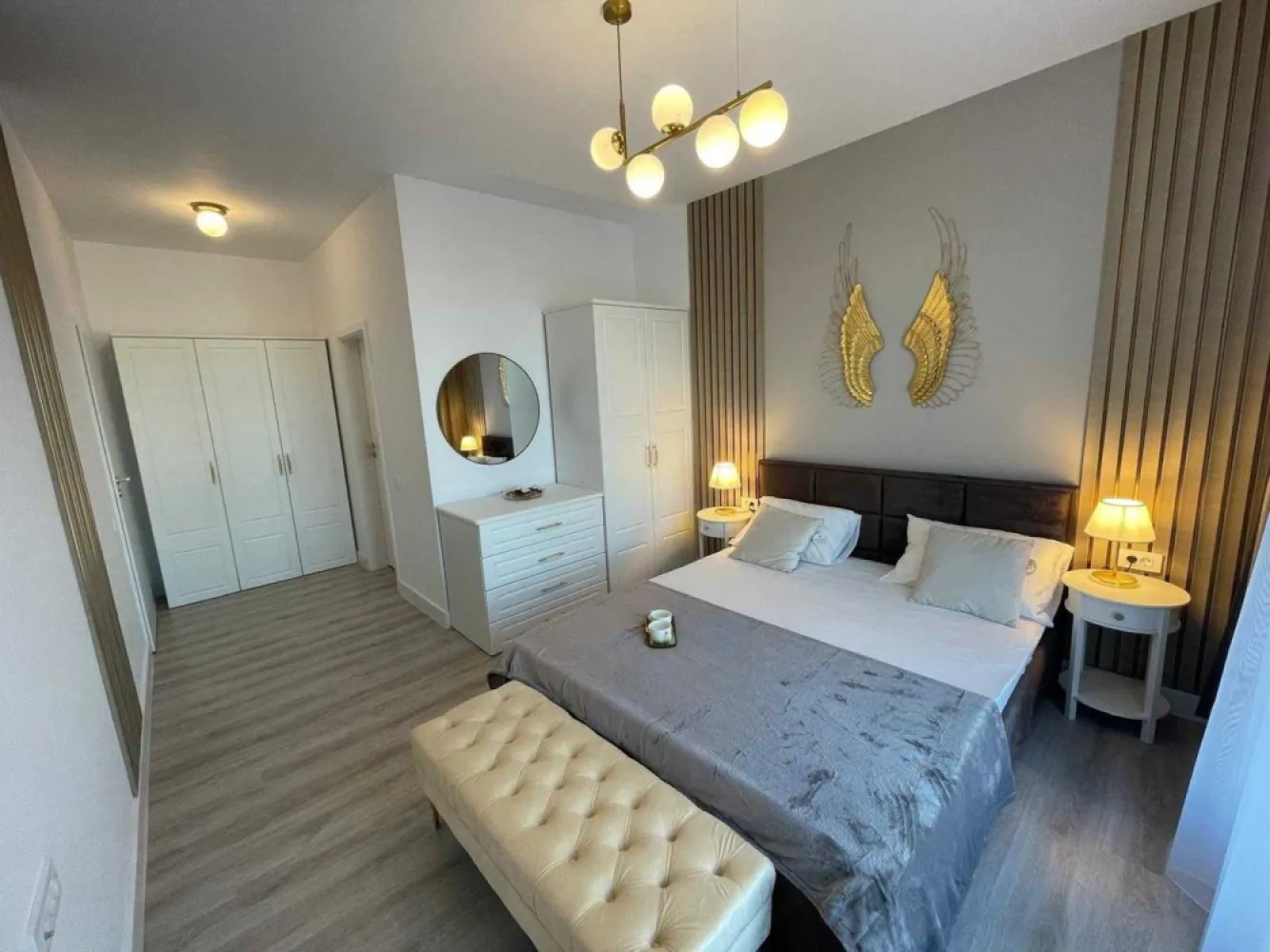 Proprietar ap 3 camere mobilat utilat Plaza Residence faza 5 Lujerului - Direct proprietar, vand apartament cu 3 camere nou, decomandat, 79mp utili, situat in complexul rezidential Exigent Plaza Residence, faza 5, blocul 3, parter. Locatia este excelenta, la numai 5 minute de mers pe jos de Mall Plaza Romania, 7 minute de Mall Afi Cotroceni, 7 minute de metroul Drumul Taberei si 12 minute de metroul Lujerului. Apartamentul se vinde mobilat si utilat complet, cu finisaje, mobilier si electrocasnice de calitate superioara. Totul este nou si nu a mai fost locuit. Apartamentul beneficiaza de dotari premium: pat dublu matrimonial, dressinguri spatioase, canapea extensibila, centrala termica in condensatie, inclazire in pardoseala, combina frigorifica built in Gorenje, masina de spalat cu uscator Gorenje, masina de spalat vase Gorenje, cuptor electric Gorenje, plita inductie vitroceramica Whirlpool, hota Beko, chiuveta granit compozit Pyramis, televizor UHD Smart 4K, 139 cm Vortex. Langa complex este amenajat un parc nou iar in spatele complexului a fost finalizat parcul Liniei, ce uneste zona Lujerului de Afi Cotroceni. Apartamentul este in lucru si va fi finalizat pana la data de 15.06.2025. Pozele sunt din alt apartament similar. Cel de-al doilea dormitor dispune de 2 dulapuri spatioase, restul mobilierului urmand a fi montat in functie de alegerea cumparatoruluui. Pret: 199.000 Eur + 19% TVA