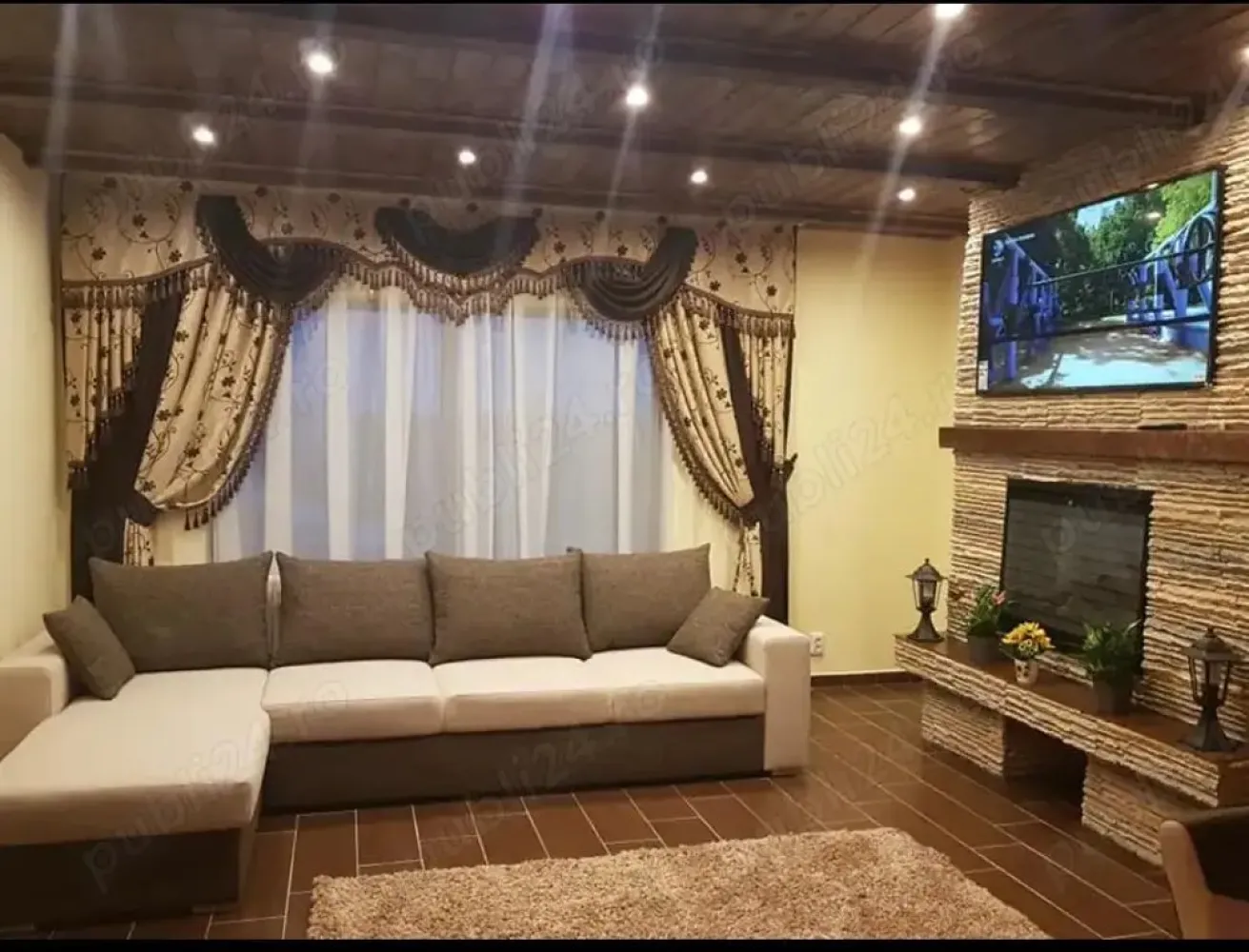 Casa de vânzare -confort, spațiu și relaxare ,Satu Mare,str Amurgului - Vă propunem spre vânzare o casă spațioasă, perfectă pentru o familie care își dorește intimitate, confort și facilități moderne, Detalii proprietate: 2 dormitoare 2 dressinguri generoase 2 băi la etaj Living primitor la parter Bucătărie complet utilată Cămară practică 1 baie la parter Terasă mare de 40 mp ideală pentru relaxare în aer liber Garaj dublu Jacuzzi din fibră de sticlă Saună pentru momente de răsfăț și relaxare Curte verde loc perfect pentru grădinărit, joacă sau petrecerea timpului în natură Proprietatea este ideală pentru cei care vor un stil de viață modern, într-un spațiu complet funcțional.Anul construcției 2019.Teren 517 mp Pentru mai multe informații sau vizionare, nu ezitați să mă contactați în privat!