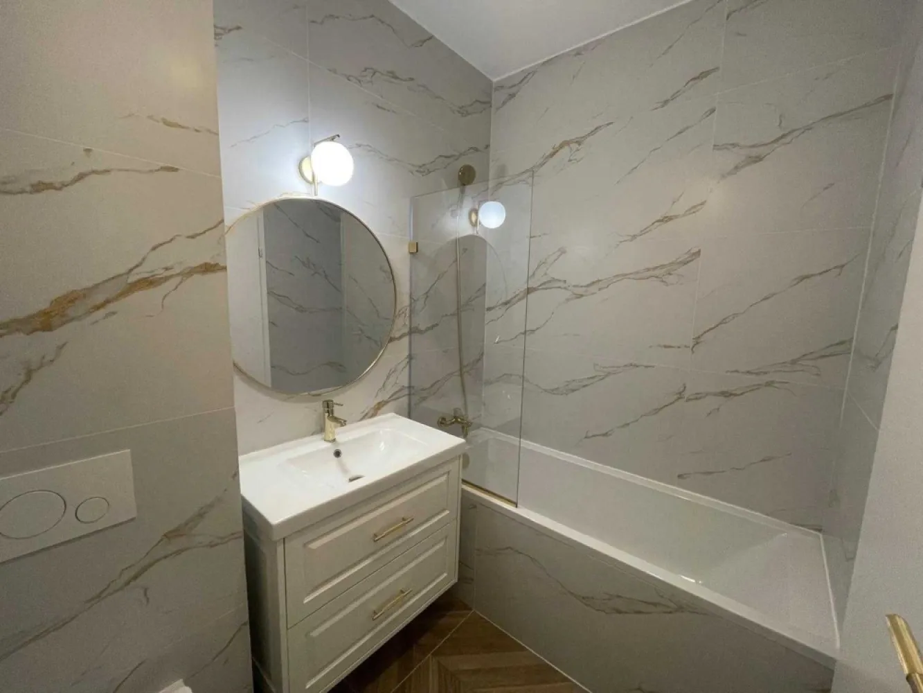 Proprietar ap 3 camere mobilat utilat Plaza Residence faza 5 Lujerului - Direct proprietar, vand apartament cu 3 camere nou, decomandat, 79mp utili, situat in complexul rezidential Exigent Plaza Residence, faza 5, blocul 3, parter. Locatia este excelenta, la numai 5 minute de mers pe jos de Mall Plaza Romania, 7 minute de Mall Afi Cotroceni, 7 minute de metroul Drumul Taberei si 12 minute de metroul Lujerului. Apartamentul se vinde mobilat si utilat complet, cu finisaje, mobilier si electrocasnice de calitate superioara. Totul este nou si nu a mai fost locuit. Apartamentul beneficiaza de dotari premium: pat dublu matrimonial, dressinguri spatioase, canapea extensibila, centrala termica in condensatie, inclazire in pardoseala, combina frigorifica built in Gorenje, masina de spalat cu uscator Gorenje, masina de spalat vase Gorenje, cuptor electric Gorenje, plita inductie vitroceramica Whirlpool, hota Beko, chiuveta granit compozit Pyramis, televizor UHD Smart 4K, 139 cm Vortex. Langa complex este amenajat un parc nou iar in spatele complexului a fost finalizat parcul Liniei, ce uneste zona Lujerului de Afi Cotroceni. Apartamentul este in lucru si va fi finalizat pana la data de 15.06.2025. Pozele sunt din alt apartament similar. Cel de-al doilea dormitor dispune de 2 dulapuri spatioase, restul mobilierului urmand a fi montat in functie de alegerea cumparatoruluui. Pret: 199.000 Eur + 19% TVA
