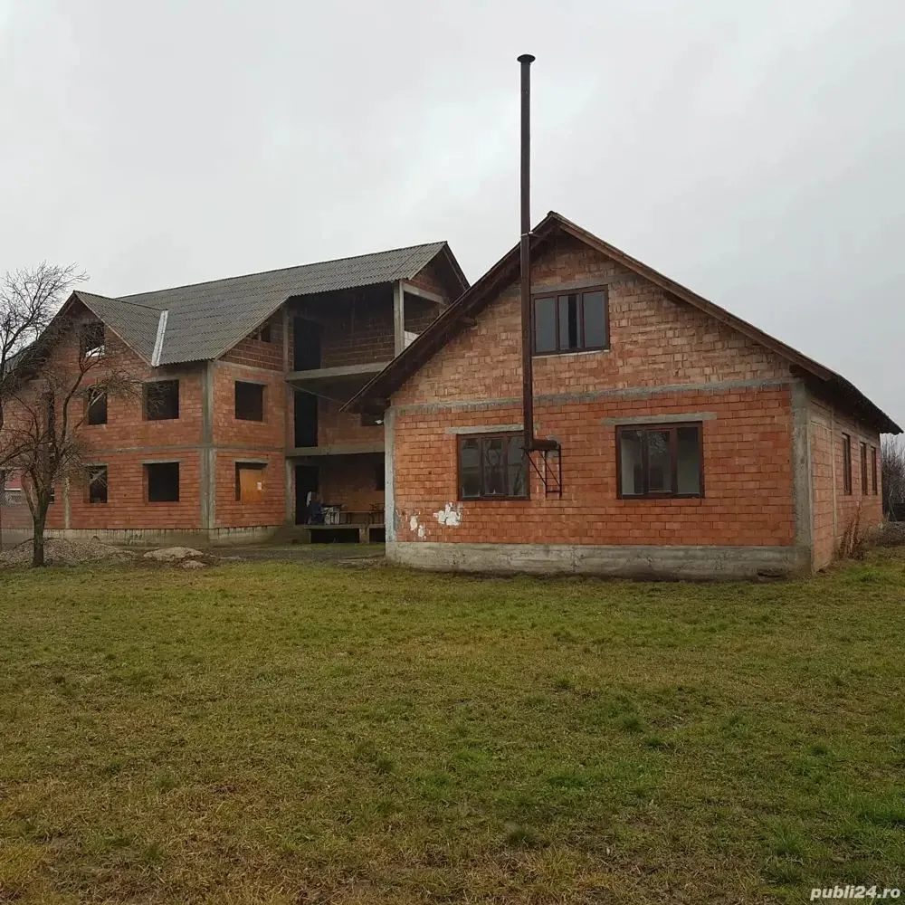 Vând casa și atelierul - Vând casa și atelierul,și teren 60 de are,și casa este în rosu are curet 3 fazic și atelierul este tencuit și curent are.