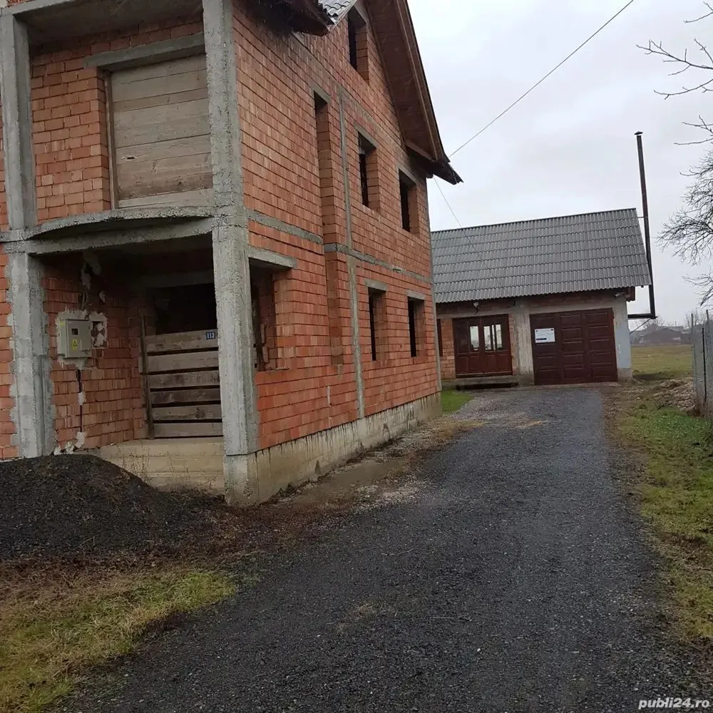 Vând casa și atelierul - Vând casa și atelierul,și teren 60 de are,și casa este în rosu are curet 3 fazic și atelierul este tencuit și curent are.