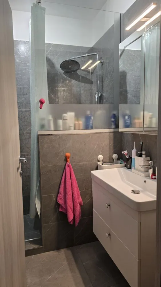 3 camere Exigent Parcul Liniei Lujerului Plaza AFI Drumul Taberei Poli - Particular ofer spre vânzare apartament cu 3 camere Complexul Exigent Plaza, faza 5, An 2024, situat la et 1/11 cu orientare pe 2 laturi, V și N și vedere liberă. Vă puteți bucura de soare si lumina atât la răsărit cat și la apus. Se vinde mobilat și utilat cu mașina de spălat rufe și vase, uscător de rufe, frigider mare, 2 unități de AC, hotă cu tiraj mare ce are diametrul de 150, traseu separat pt plita pe inducție, dus igienic la baie, parchet SPC, plase de insecte, multiple prize adăugate suplimentar față de cum a fost predat de dezvoltator, încălzire în pardoseală, gata de mutare. Metroul se afla la o distanță de circa 850 m până la stația Lujerului. Mall AFI și Plaza Mall foarte aproape, parcurile Liniei și Timișoara lipite de complex, 5 to Go la parter, Profi, Auchan, Carrefour, saloane de masaj, barbershop, epilare, etc în incinta complexului. Se poate vinde separat de prețul apartamentului și loc de parcare dacă se dorește. Colaborez cu agenții dar nu ofer comision.