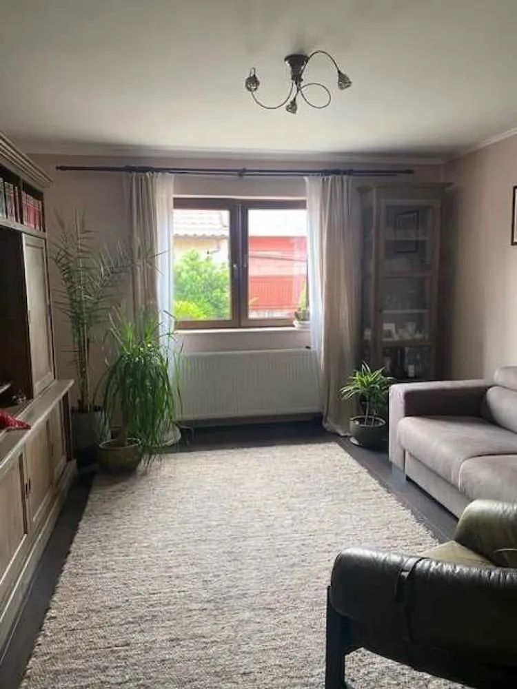 BRASADAS vinde casa tip duplex in zona Closca. - Agenția imobiliara BRASADAS vinde casa tip duplex compusa din 4 camere, 2 bucatarii, 2 bai + anexe, partial mobilat. Rcordata la utilitati : apa, gaz, curent. Suprafata totala 608 mp. Www.brasadas.com.