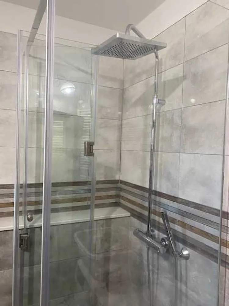 BRASADAS vinde casa tip duplex in zona Closca. - Agenția imobiliara BRASADAS vinde casa tip duplex compusa din 4 camere, 2 bucatarii, 2 bai + anexe, partial mobilat. Rcordata la utilitati : apa, gaz, curent. Suprafata totala 608 mp. Www.brasadas.com.