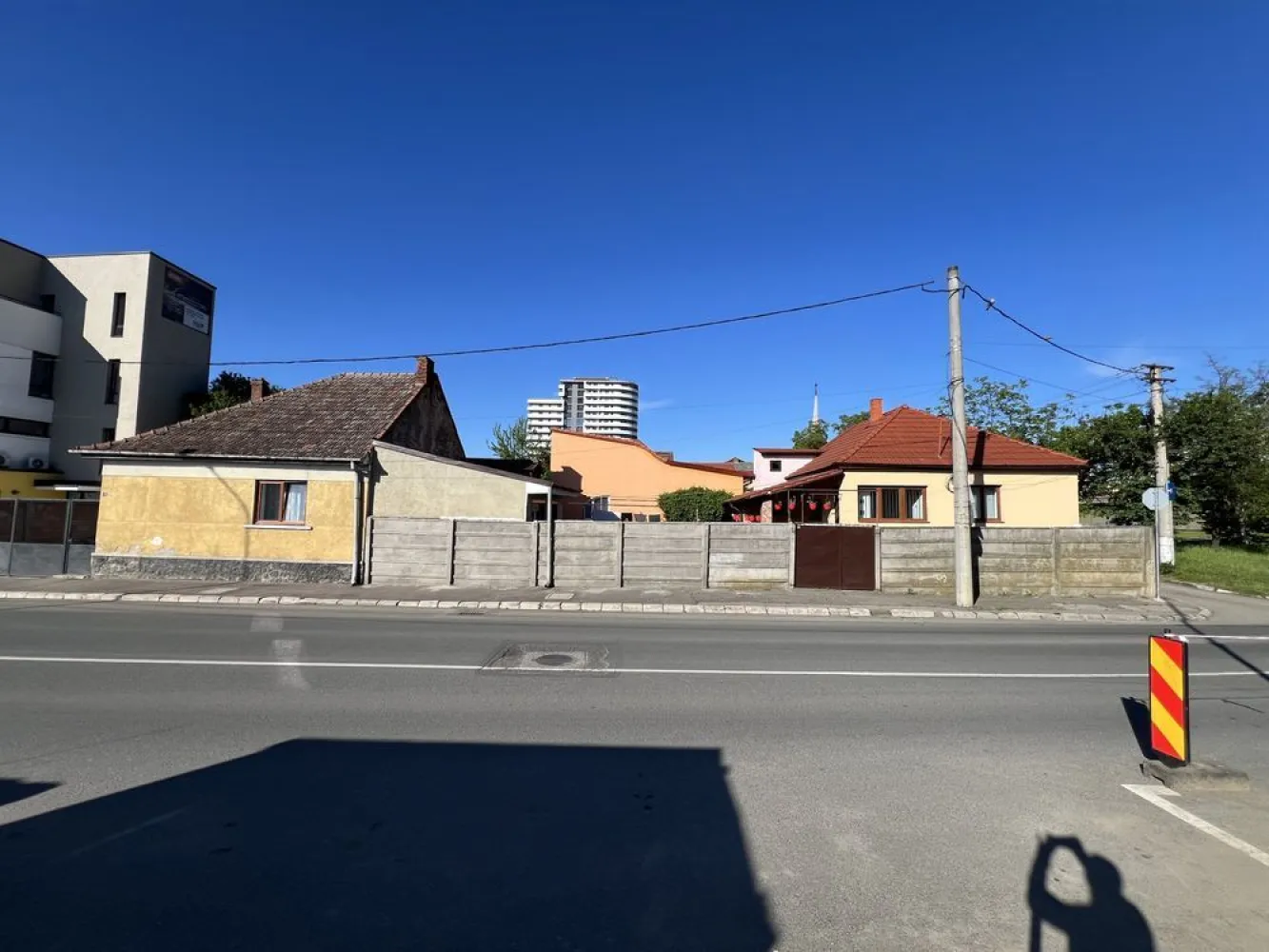 BRASADAS vinde 2 case cu teren 7 ari în zona CENTRALA. - Agenția imobiliara BRASADAS vinde 2 case cu teren aferent de 700mp.in zona CENTRALA. cu toate utilitățile. Nr Top separate. www.brasadas.com.