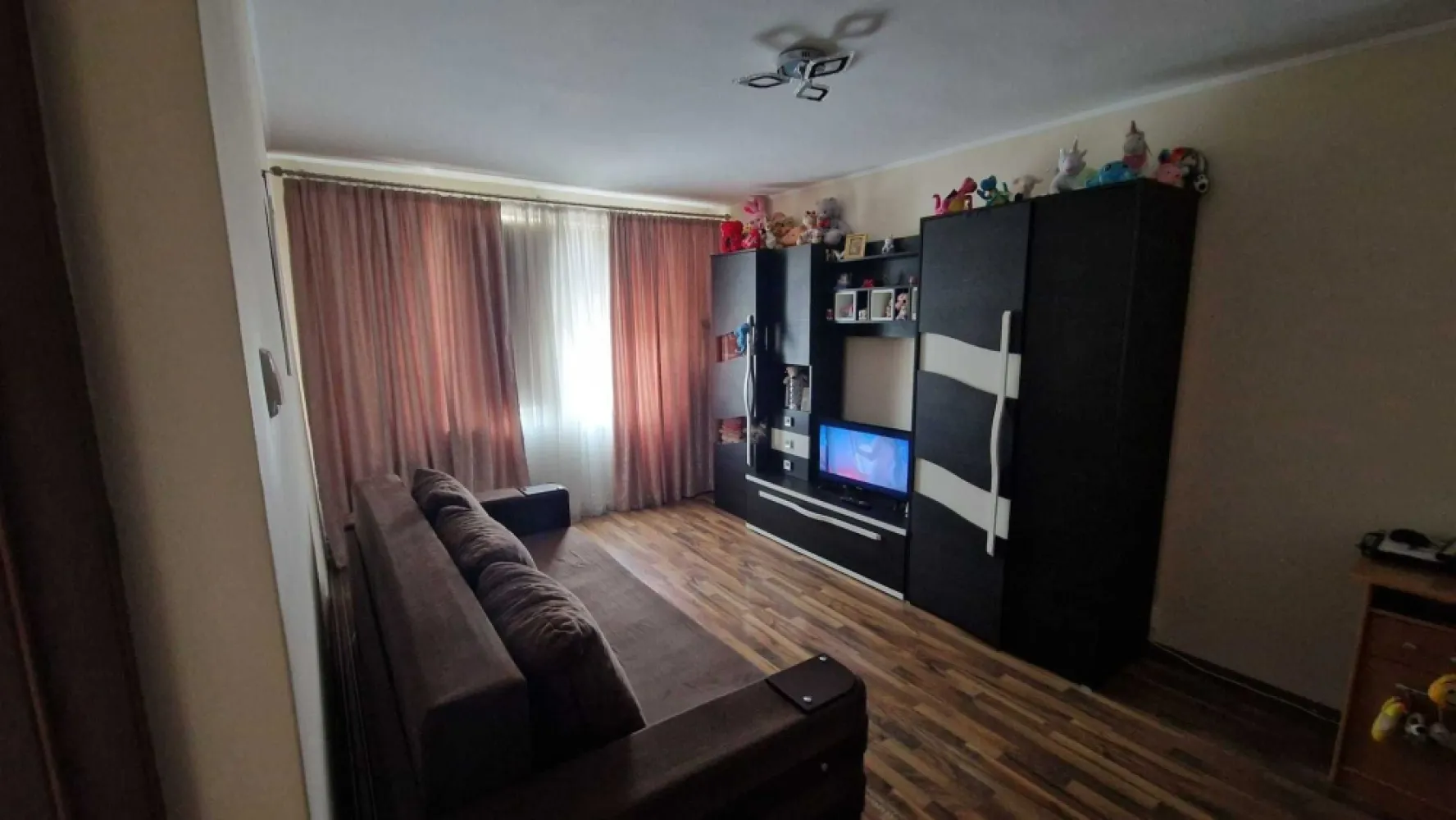 Apartament 2 Camere Decomandat - Rahova, Sector 5 - Apartament 2 Camere Decomandat – Rahova, Sector 5 - cu loc de parcare Un apartament perfect pentru locuit sau investiție, situat într-una dintre cele mai accesibile din București – Rahova. ⸻ Detalii principale: • 2 camere decomandate – spațiu bine compartimentat • Suprafață utilă: 53 mp • Etaj: 2 din 8 • An construcție: 1980 • Finisaje moderne | Mobilat și utilat complet • Centrala proprie | Racordat la toate utilitățile • 1 baie ! LOC DE PARCARE ⸻ Preț: 85.000 € (complet mobilat și utilat – gata de mutat!) ⸻ Locație excelentă: • La 2 minute de stația STB • Aproape de Piața Rahova • Zonă linistită • Acces facil către: • Școli și grădinițe • Mijloace de transport în comun • Parcuri și locuri de joacă pentru copii ⸻ Modalități de achiziție: • Plată cash • Credit bancar