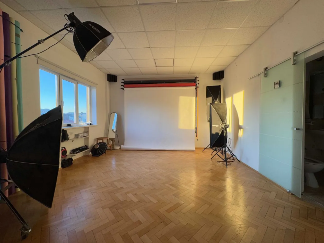 Apartament cu 2 camere, P-ta Amzei, bloc consolidat, direct proprietar - Direct proprietar – fără comision. Apartament cu 2 camere situat la etajul 4 din 6 într-un imobil interbelic aflat chiar în inima orașului, zona Piata Amzei, la doar 4 minute de mers pe jos de metrou Romană. Video prezentare : www.youtube.com/watch?v=EnGPb0pHIgg Blocul a fost consolidat in proportie de 75%, dar nu s-au finalizat la momentul respectiv lucrarile si in continuare este inscris pe listele AMCCRS cu risc seismic si consolidat partial. Proiectul de consolidare a presupus o camasuire cu beton armat prin curtile interioare pentru a rigidiza blocul din interior spre exterior, refacerea stalpilor de rezistenta si subzidirea. Cei 25% ramasi reprezinta fatada imobilului si 2 stalpi de rezistenta neterminati care sunt intr-o alta scara care nu are legatura cu apartamentul acesta. * Detalii apartament: • 2 camere tip vagon (momentan open-space – ușor de recompartimentat, ofer glasvandul original care despartea initial camerele) • Suprafață utilă generoasă a spatiului principal (aproximativ 8 x 4.5 m) - ideal pentru cabinet, salon, birou, studio, etc. • Înălțime generoasa de 3,2 m – specifică imobilelor interbelice • Vedere deschisă spre Piața Amzei, orientare vestică – lumină naturală din plin pe tot parcursul zilei • Parchet reconditionat și tocuri originale din 1935 • Baie foarte spațioasă, cu zonă de dressing/depozitare integrată • Balcon închis, transformat în chicinetă • Vestibul la intrare, cu mozaic original • Boxă mare, comună, la subsol – poate fi compartimentată * Încălzire: Apartamentul este debranșat momentan, dar se poate: • reconecta la sistemul de încălzire al blocului (cu 2 centrale proprii active) • instala centrală proprie – tevi de gaze individuale trase în 2024, avizabil rapid Preț: 93.500 EUR. Vânzare directă, ofer toate detaliile suplimentare și documentele proiectului la cerere.