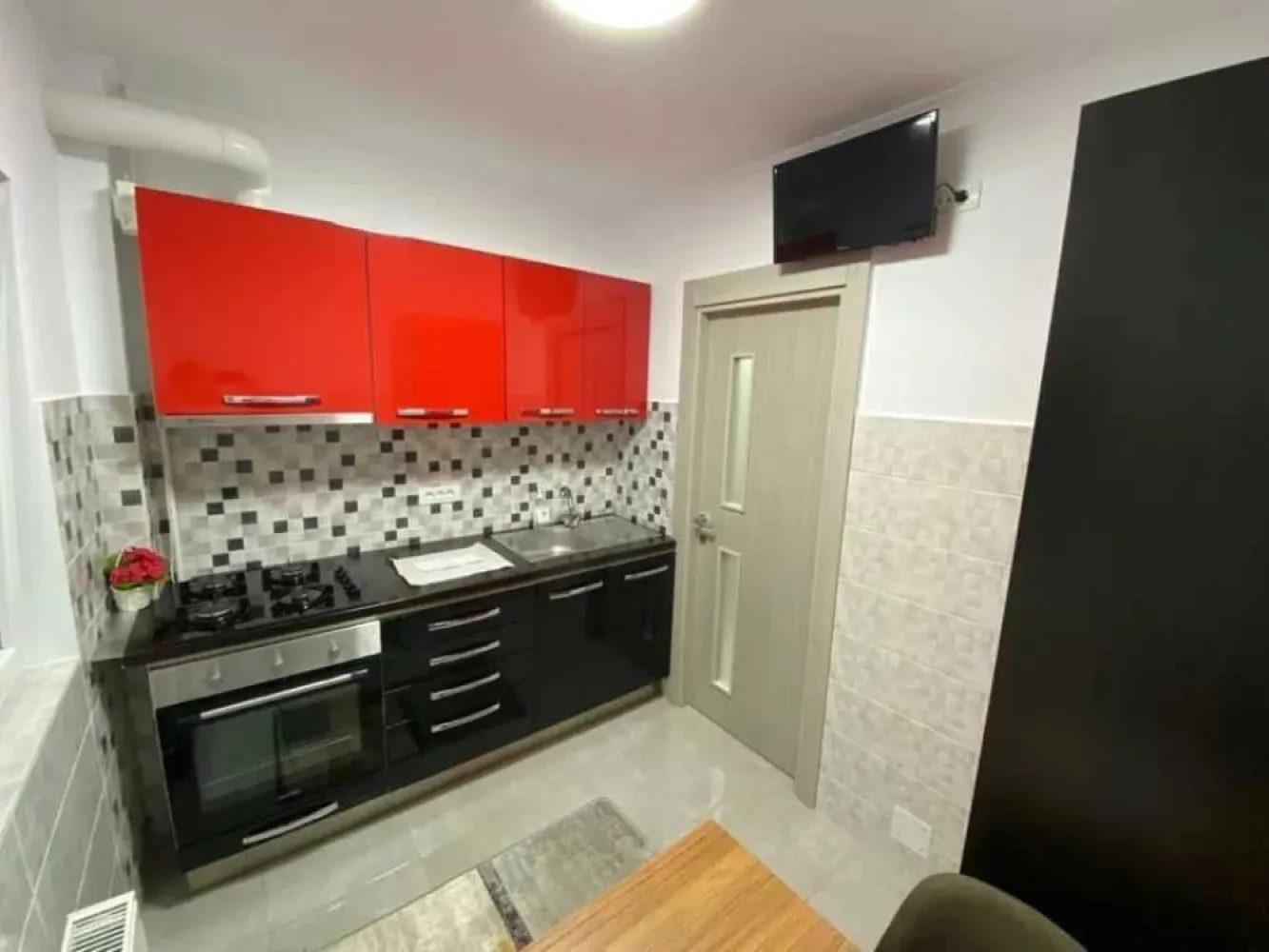 Garsoniera-Renovata Recent-Zona Vitan-Proprietar - Proprietar Vand Garsoniera decomandata , baie, bucatarie, hol, debara si balcon la etajul 6 din 10. Blocul este reabilitat termic, are termopane noi si usa metalică noua la intrare, Interfon si sistem de supraveghere video pe scara blocului. Zona linistita langa scoli si Grădiniţe. Blocul este situat in apropiere de Magazinul Auchan Vitan ,statii RATB in fata blocului, 100m Mega Image, piață ,in zona se regasesc 2 scoli, iar la 3 statii de RATB este Mall Vitan. Garsoniera dispune de toate utilitățile, si a fost recent renovat in totalitate.