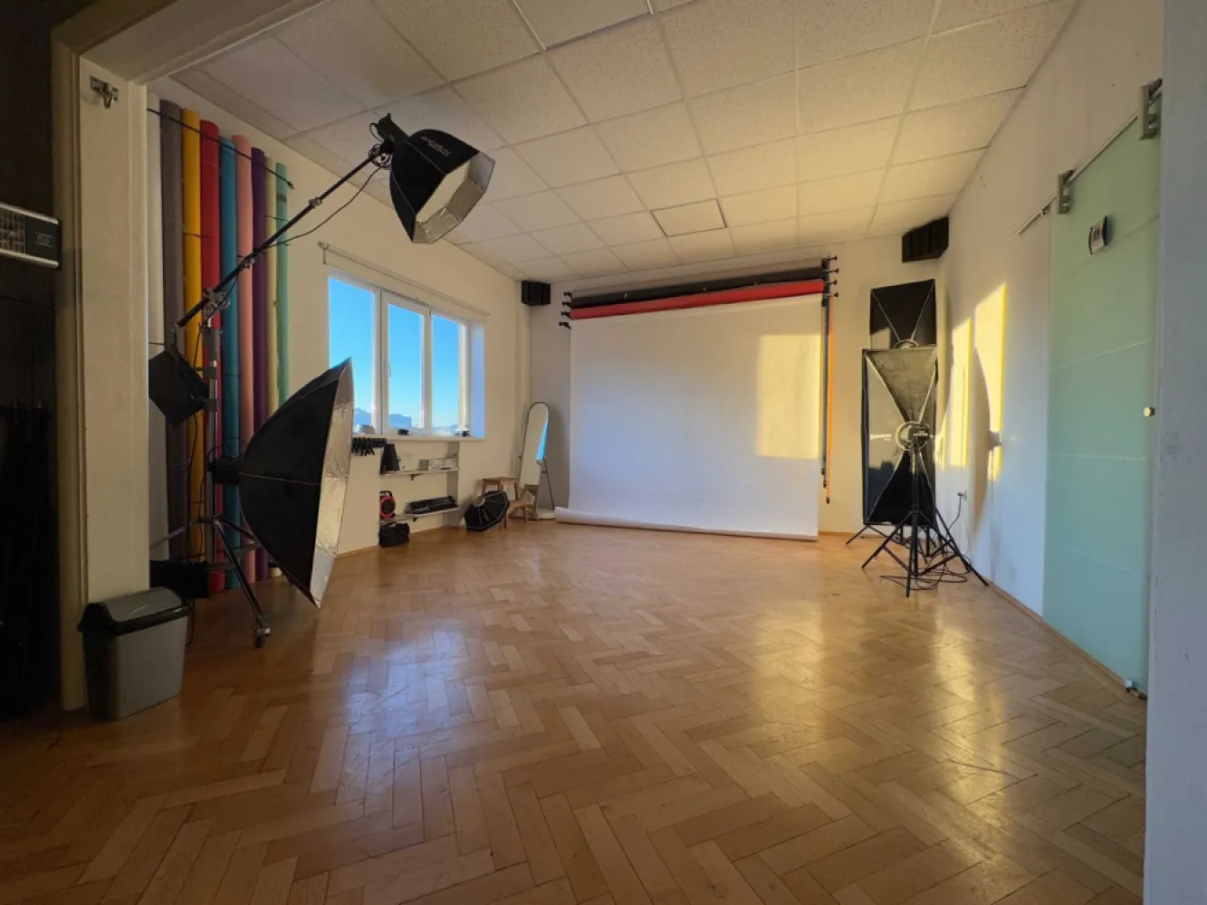 Apartament cu 2 camere, P-ta Amzei, bloc consolidat, direct proprietar - Direct proprietar – fără comision. Apartament cu 2 camere situat la etajul 4 din 6 într-un imobil interbelic aflat chiar în inima orașului, zona Piata Amzei, la doar 4 minute de mers pe jos de metrou Romană. Video prezentare : www.youtube.com/watch?v=EnGPb0pHIgg Blocul a fost consolidat in proportie de 75%, dar nu s-au finalizat la momentul respectiv lucrarile si in continuare este inscris pe listele AMCCRS cu risc seismic si consolidat partial. Proiectul de consolidare a presupus o camasuire cu beton armat prin curtile interioare pentru a rigidiza blocul din interior spre exterior, refacerea stalpilor de rezistenta si subzidirea. Cei 25% ramasi reprezinta fatada imobilului si 2 stalpi de rezistenta neterminati care sunt intr-o alta scara care nu are legatura cu apartamentul acesta. * Detalii apartament: • 2 camere tip vagon (momentan open-space – ușor de recompartimentat, ofer glasvandul original care despartea initial camerele) • Suprafață utilă generoasă a spatiului principal (aproximativ 8 x 4.5 m) - ideal pentru cabinet, salon, birou, studio, etc. • Înălțime generoasa de 3,2 m – specifică imobilelor interbelice • Vedere deschisă spre Piața Amzei, orientare vestică – lumină naturală din plin pe tot parcursul zilei • Parchet reconditionat și tocuri originale din 1935 • Baie foarte spațioasă, cu zonă de dressing/depozitare integrată • Balcon închis, transformat în chicinetă • Vestibul la intrare, cu mozaic original • Boxă mare, comună, la subsol – poate fi compartimentată * Încălzire: Apartamentul este debranșat momentan, dar se poate: • reconecta la sistemul de încălzire al blocului (cu 2 centrale proprii active) • instala centrală proprie – tevi de gaze individuale trase în 2024, avizabil rapid Preț: 93.500 EUR. Vânzare directă, ofer toate detaliile suplimentare și documentele proiectului la cerere.