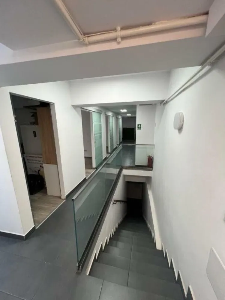 Spatiu Comercial STRADAL - Baba Novac - Clădire nouă cu funcţiune comercială disponibilă pentru închiriere, situată stradal, într-o zonă cu trafic intens â€“ Baba Novac. Cu o structură S+P+E, clădirea oferă flexibilitate pentru diverse activităţi: medicale, comerciale, birouri, showroom, notariat, sau centre sportive. Datorită poziţionării stradale, beneficiază de vizibilitate excelentă şi acces facil pentru clienţi. Clădirea dispune de 6 uşi cu acces direct din stradă, care pot fi utilizate individual pentru fiecare cameră sau spaţiu de recepţie, ori pot fi blocate, în funcţie de necesităţi. De asemenea, este prevăzut şi un acces suplimentar în partea din spate. Imobil finalizat în 2020, dotat cu: â€“ două centrale termice proprii â€“ curent trifazic â€“ utilităţi complete (apă curentă şi canalizare) â€“ costuri reduse de întreţinere În plus, clădirea are destinaţie comercială şi este prevăzută cu sistem de alarmă şi supraveghere video. Pentru mai multe informatii, poze, vizionari, va rugam sa ne contactati telefonic pe WhatsApp.