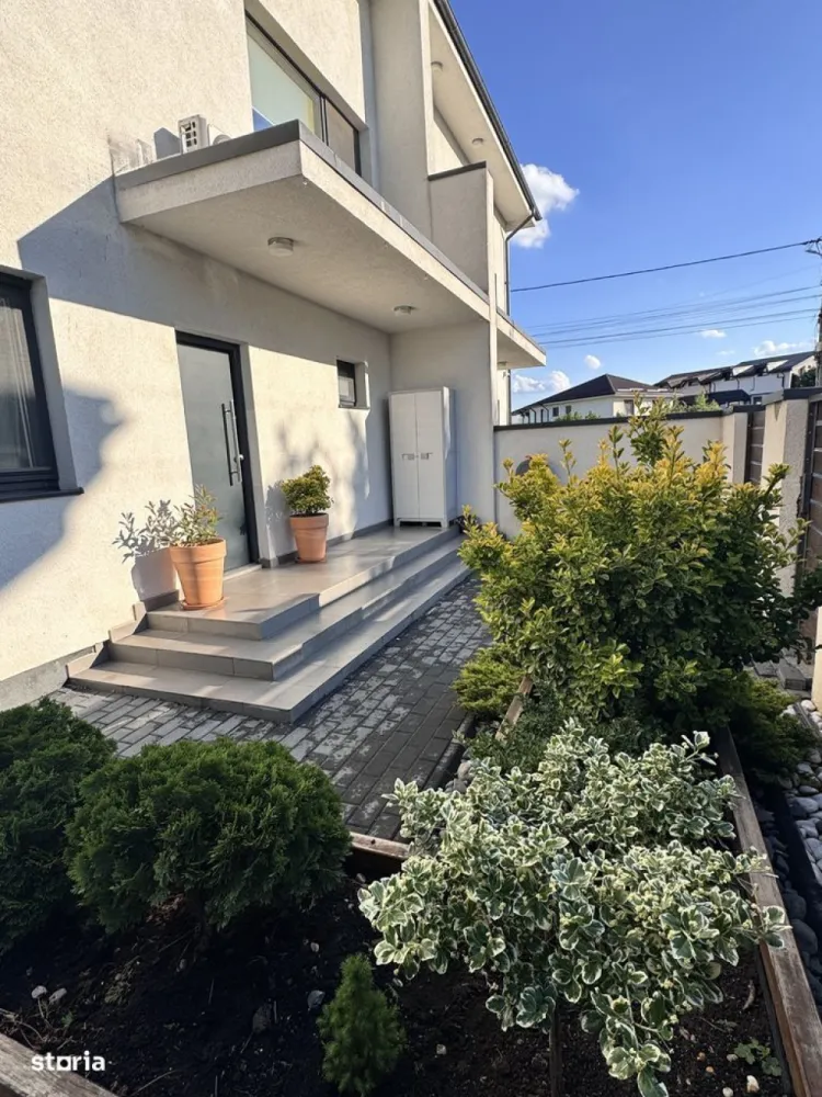 Casa tip duplex P+1+M - Casă modernă tip duplex situată în Mogoșoaia, zona Livadă – o locație liniștită, ideală pentru familii, aflată în apropiere de pădurea și parcul Mogoșoaia, dar și de mijloace de transport în comun. Locuința a fost construită în 2019 și se prezintă într-o stare excelentă, fiind pregătită pentru mutare imediată. Este ideală pentru cei care caută liniște, aer curat și un spațiu bine compartimentat aproape de București. Nu ratați ocazia de a locui într-o zonă verde, cu acces rapid către oraș, dar suficient de retrasă pentru a vă bucura de liniște și confort! Casa este dispusa pe P+1+M si are o suprafata utila de 165 mp. La parter se afla living-ul,bucataria open space cu zona de luat masa,baie si terasa. La etaj se afla doua dormitoare cu bai proprii, spalatorie/uscatorie si balcon. Mansarda este compusa dintr-un dormitor,o baie si un spatiu pt depozitare. Suprafata teren :200mp Casa se vinde complet finisata. Utilitati generale : curent,apa,gaz,catv climatizare: aer conditionat acces internet: wireless Dotari/finisaje sistem incalzire:centrala proprie,calorifere. usi interior:lemn usa exterior:metalica ferestre:pvc cu geam tripan podele:gresie,parchet trepte scara:placaj lemn stratificat diverse:telecomanda poarta acces auto,videointerfon,camere supraveghere,gazon,curte proprie amenajare strazi:asfaltate mijloace de transport iluminat stradal disponibilitate:da