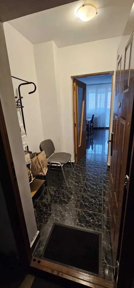 Garsoniera de inchiriat et 8/10 - zona Piata Iancului - Garsoniera de inchiriat et 8/10 - zona Piata Iancului Garsoniera are 28.3 mp si este situata la etajul 8 din 10, intr-o zona linistita (str. Elev Stefanescu nr. 13), cu acces facil spre Piata Iancului, Piata Obor, Sos. Pantelimon, Blvd. Ferdinand, Veranda Mall. Distanta fata de: - Piata Iancului (Metrou, Tramvai, Autobuz): ~ 10 minute de mers pe jos - Blvd Ferdinand: ~ 10 minute de mers pe jos - Piata Obor, Veranda Mall ~ 15 minute de mers pe jos Imobil: - Blocul dispune de lift si Interfon Utilităţi: - Curent, Apa, Canalizare, Gaz, CATV (Fibra optica Digi) - Sistem incalzire: Termoficare, Calorifere - Climatizare: Aer conditionat Finisaje - Ferestre cu geam termopan: PVC - Balcon inchis cu geam termopan: PVC + plasa anti-insecte - Usa intrare: Metal - Podele: Gresie Dotări: - Bucatarie: Mobilata, Utilata - Contorizare: Apometre - Mobila: Pat 160 x 200 cm, Dulap, Masa cu scaun birou, Cuier - Electrocasnice: Masina de spalat rufe, Frigider, Aragaz, Aer Conditionat - Siguranta: Detector de gaz Conditii de inchiriere: - Chiria in avans pentru luna in curs - Garantie: 1 luna Pentru detalii suplimentare ma puteti contacta la 07******04