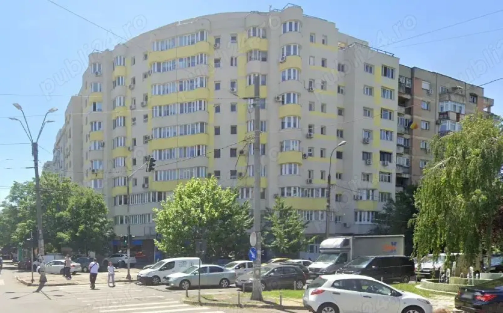Mihai Bravu. De inchiriat apartament cu 2 camere, 450 Euro luna. - Apartamentul este decomandat, in zona Mihai Bravu intersectie cu Vatra Luminoasa si Matei Voievod. Apartamentul se afla intr-un bloc reabilitat recent, este luminous si foarte spatios. Suprafata utila este de 63 mp., etajul 7 din 8, bloc construit dupa 1985, dupa noile normative antiseismice, foarte solid si sigur. Apartamentul este decomandat, cele 2 camere sunt amenajate pentru dormitoare. Bucataria este utilata cu frigider si aragaz, avertizor de gaze la bucatarie si repartitoare de caldura in toate camerele, apometre la baie si bucatarie si masina de spalat rufe. Totul este functional. Pentru confort si pastrarea curateniei pardoselile sunt cu gresie, peretii in baie cu faianta si in bucatarie partial cu faianta, corpuri de iluminat noi, moderne cu led. Cabluri internet si tv trase pe pozitie si se pot deschide la inchiriere. Balcon inchis, ferestre din PVC cu geam tip termopan. Suntem deschisi si acceptam propunerile si recomandarile potentialilor chiriasi, de asemenea pretul chiriei este usor negociabil. Apartamentul este disponibil imediat. Sunati proprietarul la tel sau pe WhatsApp la +972506216303