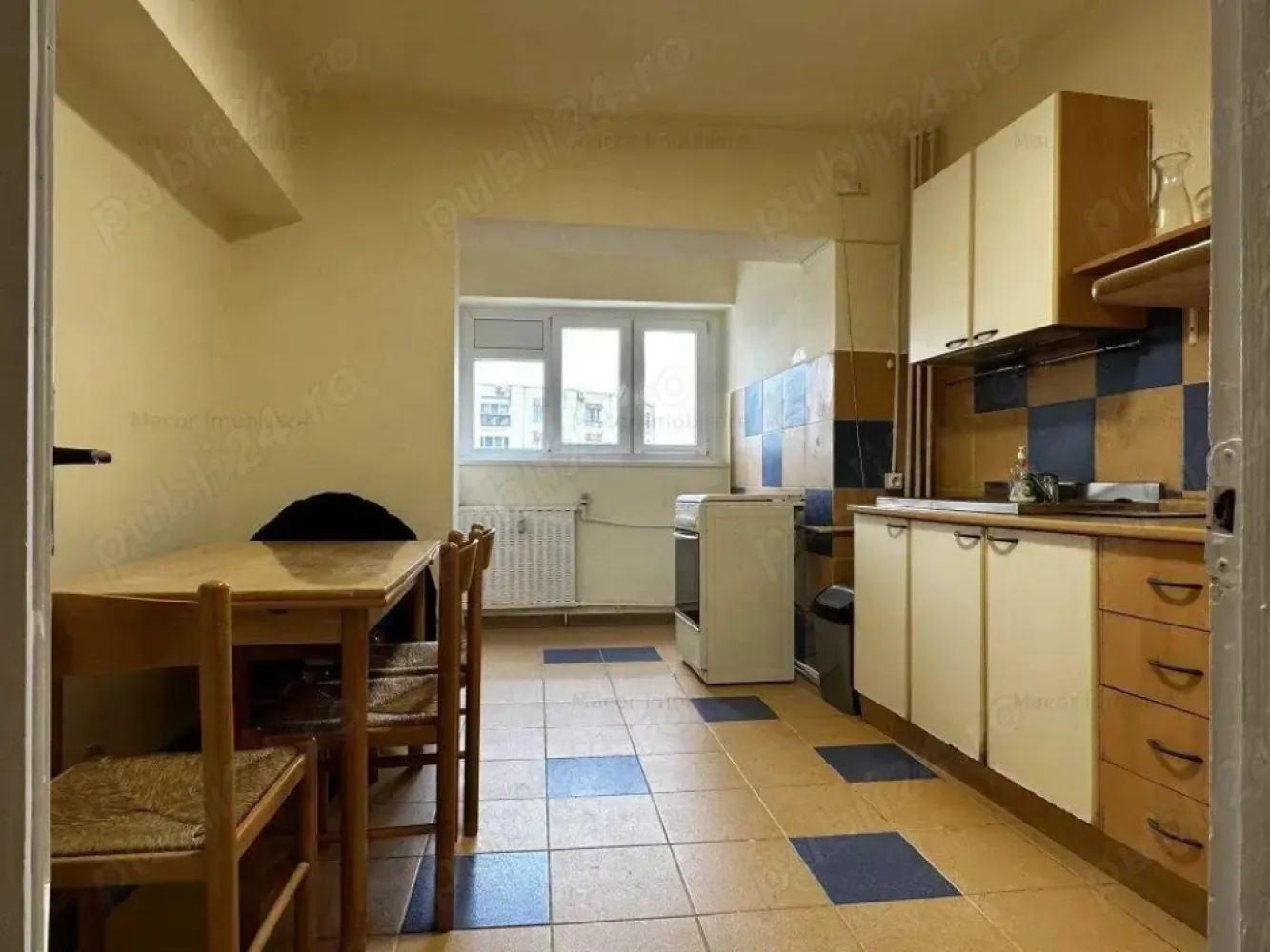 Mihai Bravu. De inchiriat apartament cu 2 camere, 450 Euro luna. - Apartamentul este decomandat, in zona Mihai Bravu intersectie cu Vatra Luminoasa si Matei Voievod. Apartamentul se afla intr-un bloc reabilitat recent, este luminous si foarte spatios. Suprafata utila este de 63 mp., etajul 7 din 8, bloc construit dupa 1985, dupa noile normative antiseismice, foarte solid si sigur. Apartamentul este decomandat, cele 2 camere sunt amenajate pentru dormitoare. Bucataria este utilata cu frigider si aragaz, avertizor de gaze la bucatarie si repartitoare de caldura in toate camerele, apometre la baie si bucatarie si masina de spalat rufe. Totul este functional. Pentru confort si pastrarea curateniei pardoselile sunt cu gresie, peretii in baie cu faianta si in bucatarie partial cu faianta, corpuri de iluminat noi, moderne cu led. Cabluri internet si tv trase pe pozitie si se pot deschide la inchiriere. Balcon inchis, ferestre din PVC cu geam tip termopan. Suntem deschisi si acceptam propunerile si recomandarile potentialilor chiriasi, de asemenea pretul chiriei este usor negociabil. Apartamentul este disponibil imediat. Sunati proprietarul la tel sau pe WhatsApp la +972506216303
