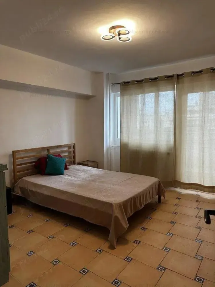 Mihai Bravu. De inchiriat apartament cu 2 camere, 450 Euro luna. - Apartamentul este decomandat, in zona Mihai Bravu intersectie cu Vatra Luminoasa si Matei Voievod. Apartamentul se afla intr-un bloc reabilitat recent, este luminous si foarte spatios. Suprafata utila este de 63 mp., etajul 7 din 8, bloc construit dupa 1985, dupa noile normative antiseismice, foarte solid si sigur. Apartamentul este decomandat, cele 2 camere sunt amenajate pentru dormitoare. Bucataria este utilata cu frigider si aragaz, avertizor de gaze la bucatarie si repartitoare de caldura in toate camerele, apometre la baie si bucatarie si masina de spalat rufe. Totul este functional. Pentru confort si pastrarea curateniei pardoselile sunt cu gresie, peretii in baie cu faianta si in bucatarie partial cu faianta, corpuri de iluminat noi, moderne cu led. Cabluri internet si tv trase pe pozitie si se pot deschide la inchiriere. Balcon inchis, ferestre din PVC cu geam tip termopan. Suntem deschisi si acceptam propunerile si recomandarile potentialilor chiriasi, de asemenea pretul chiriei este usor negociabil. Apartamentul este disponibil imediat. Sunati proprietarul la tel sau pe WhatsApp la +972506216303