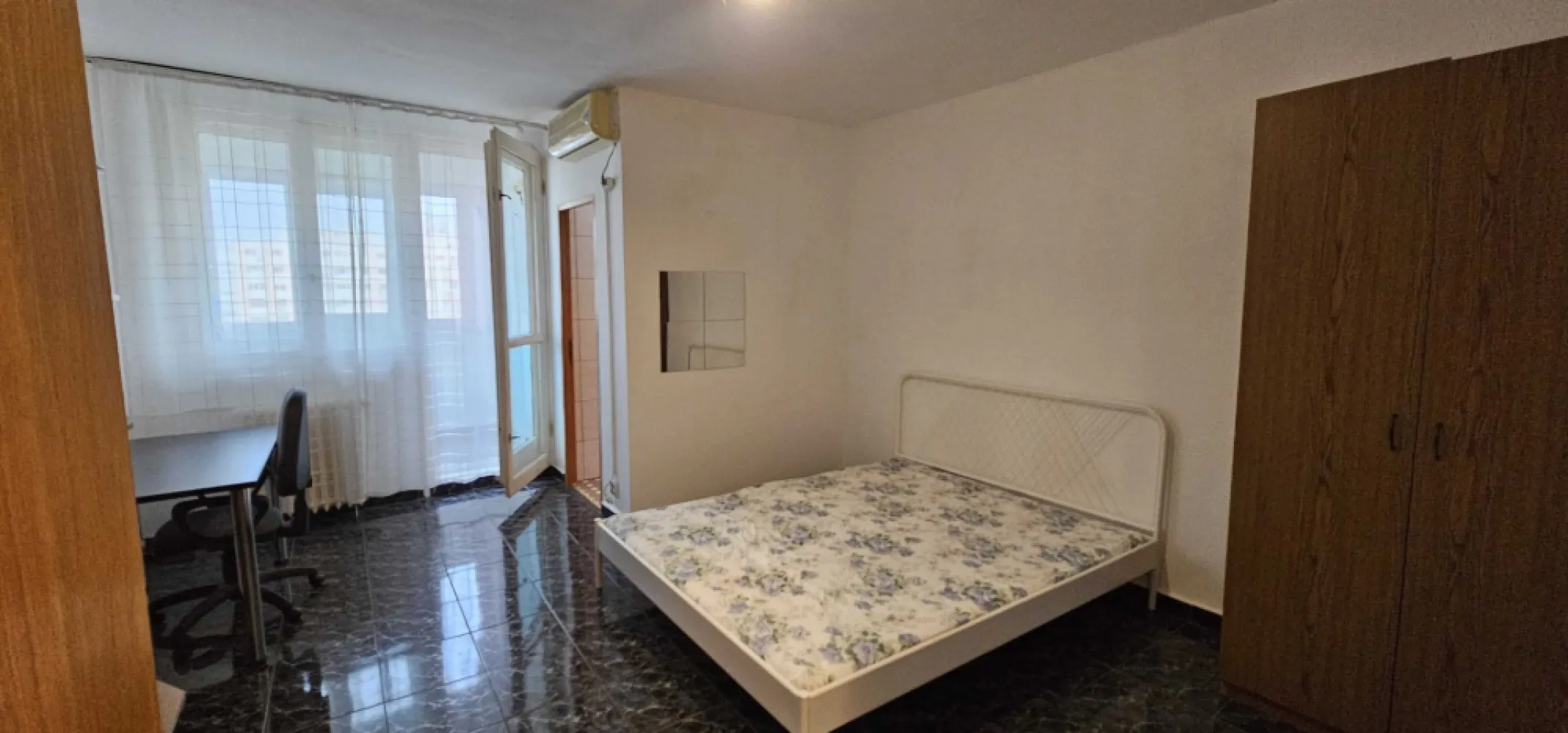 Garsoniera de inchiriat et 8/10 - zona Piata Iancului - Garsoniera de inchiriat et 8/10 - zona Piata Iancului Garsoniera are 28.3 mp si este situata la etajul 8 din 10, intr-o zona linistita (str. Elev Stefanescu nr. 13), cu acces facil spre Piata Iancului, Piata Obor, Sos. Pantelimon, Blvd. Ferdinand, Veranda Mall. Distanta fata de: - Piata Iancului (Metrou, Tramvai, Autobuz): ~ 10 minute de mers pe jos - Blvd Ferdinand: ~ 10 minute de mers pe jos - Piata Obor, Veranda Mall ~ 15 minute de mers pe jos Imobil: - Blocul dispune de lift si Interfon Utilităţi: - Curent, Apa, Canalizare, Gaz, CATV (Fibra optica Digi) - Sistem incalzire: Termoficare, Calorifere - Climatizare: Aer conditionat Finisaje - Ferestre cu geam termopan: PVC - Balcon inchis cu geam termopan: PVC + plasa anti-insecte - Usa intrare: Metal - Podele: Gresie Dotări: - Bucatarie: Mobilata, Utilata - Contorizare: Apometre - Mobila: Pat 160 x 200 cm, Dulap, Masa cu scaun birou, Cuier - Electrocasnice: Masina de spalat rufe, Frigider, Aragaz, Aer Conditionat - Siguranta: Detector de gaz Conditii de inchiriere: - Chiria in avans pentru luna in curs - Garantie: 1 luna Pentru detalii suplimentare ma puteti contacta la 07******04